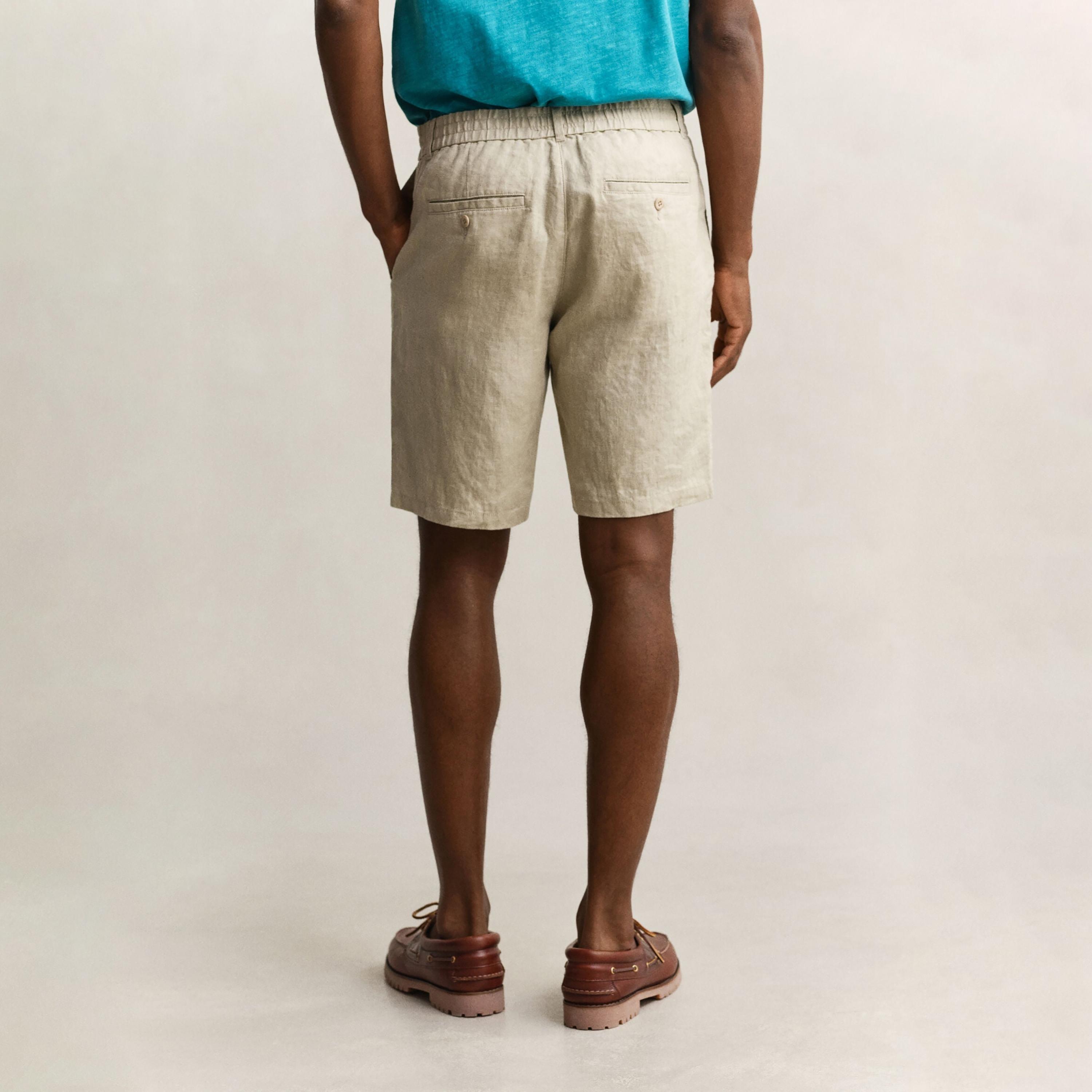 شورت كتان رجالي سادة بخصر متوسط الارتفاع وإغلاق بزر ورباط من غانت-men-clothing-bottoms-shorts-image-4