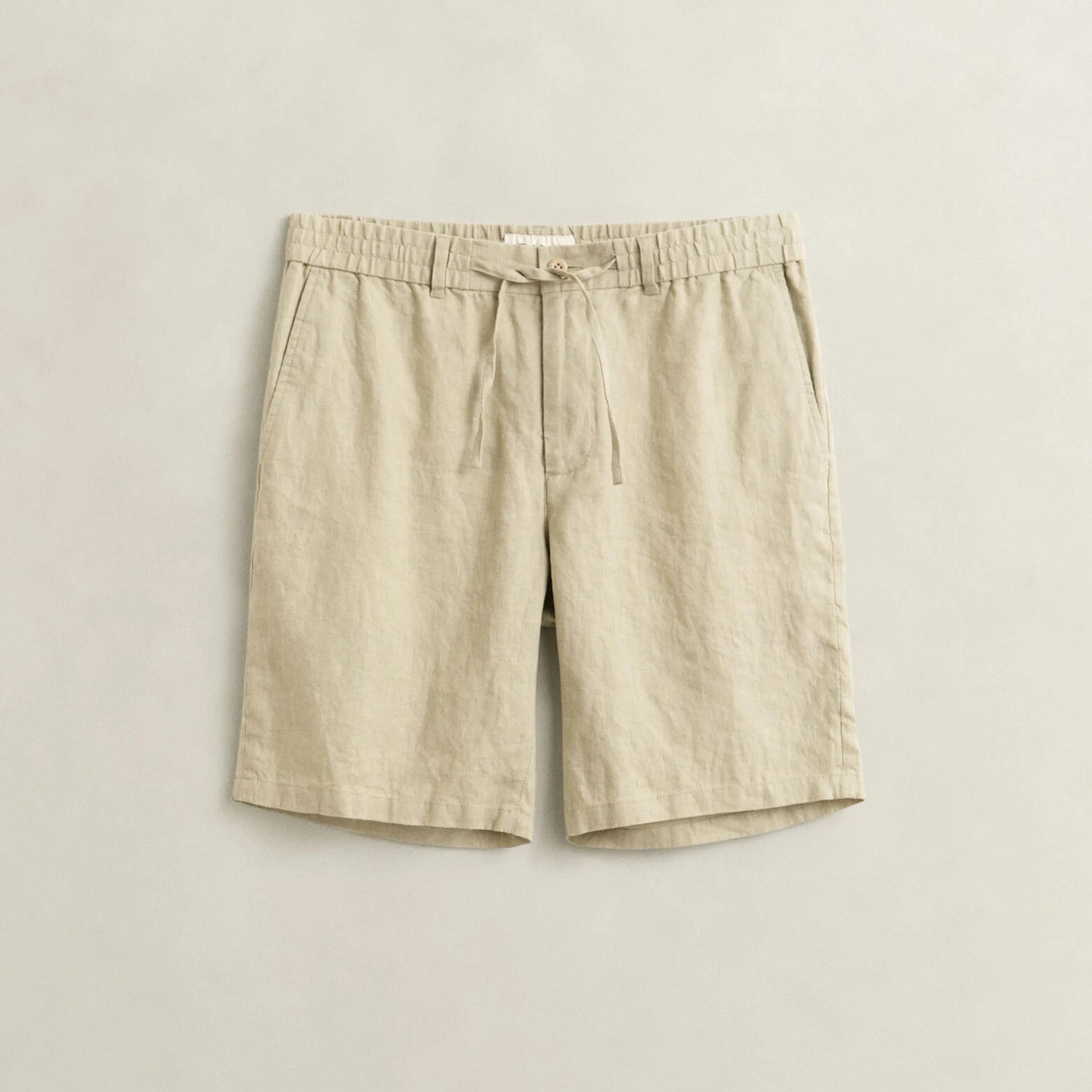 شورت كتان رجالي سادة بخصر متوسط الارتفاع وإغلاق بزر ورباط من غانت-men-clothing-bottoms-shorts-image-5