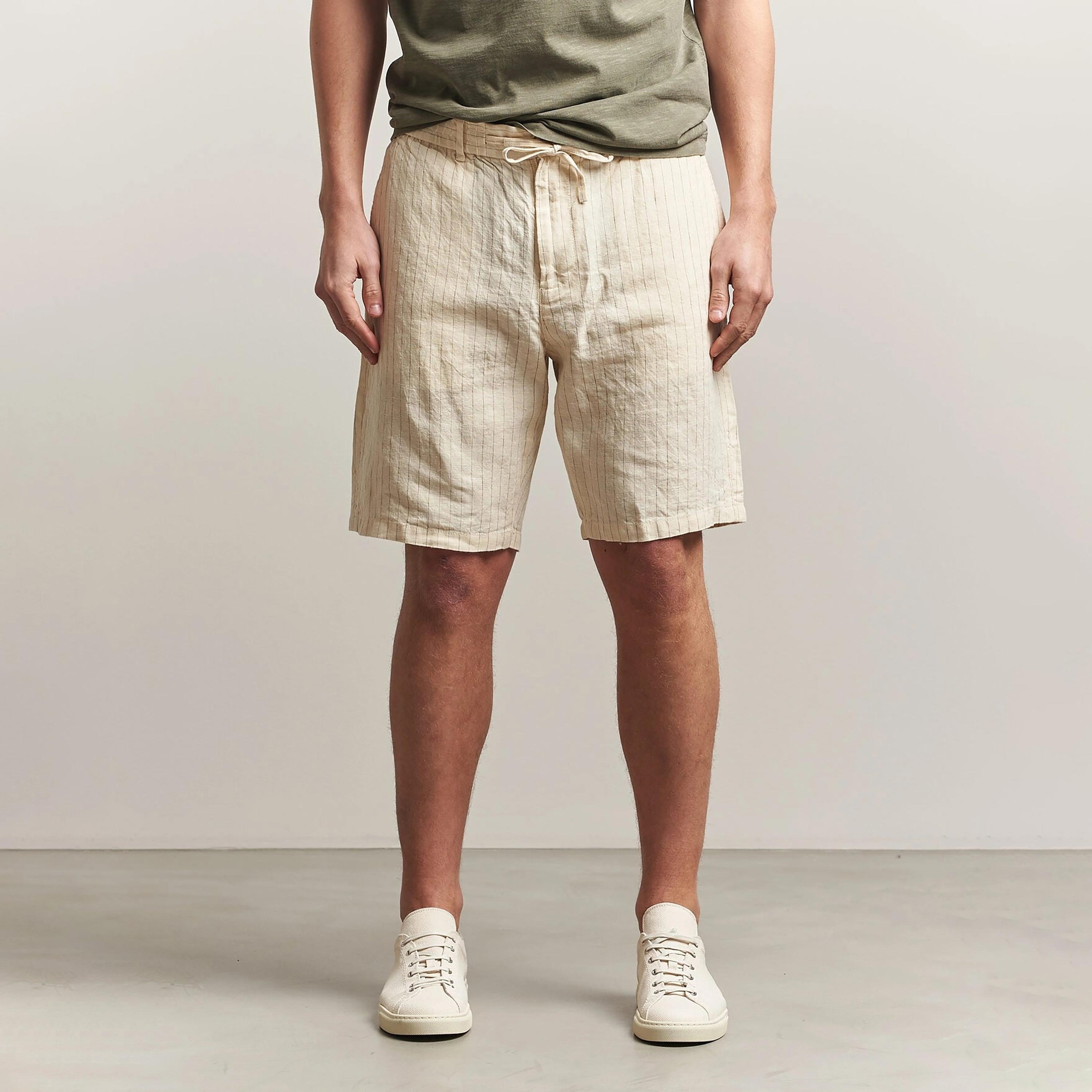 شورت كتان رجالي مخطط بخصر متوسط الارتفاع وإغلاق بزر ورباط من غانت-men-clothing-bottoms-shorts-image-1