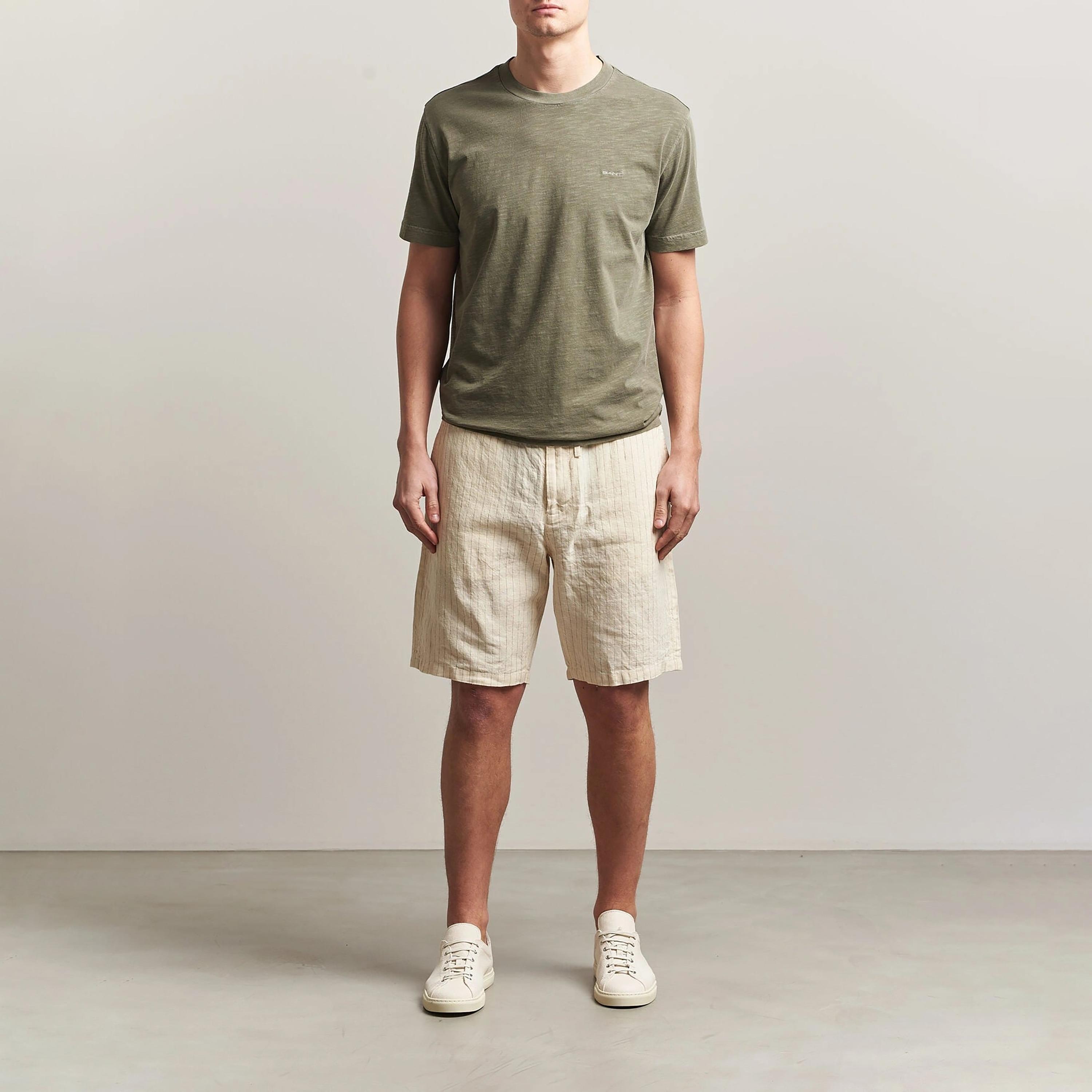 شورت كتان رجالي مخطط بخصر متوسط الارتفاع وإغلاق بزر ورباط من غانت-men-clothing-bottoms-shorts-image-2