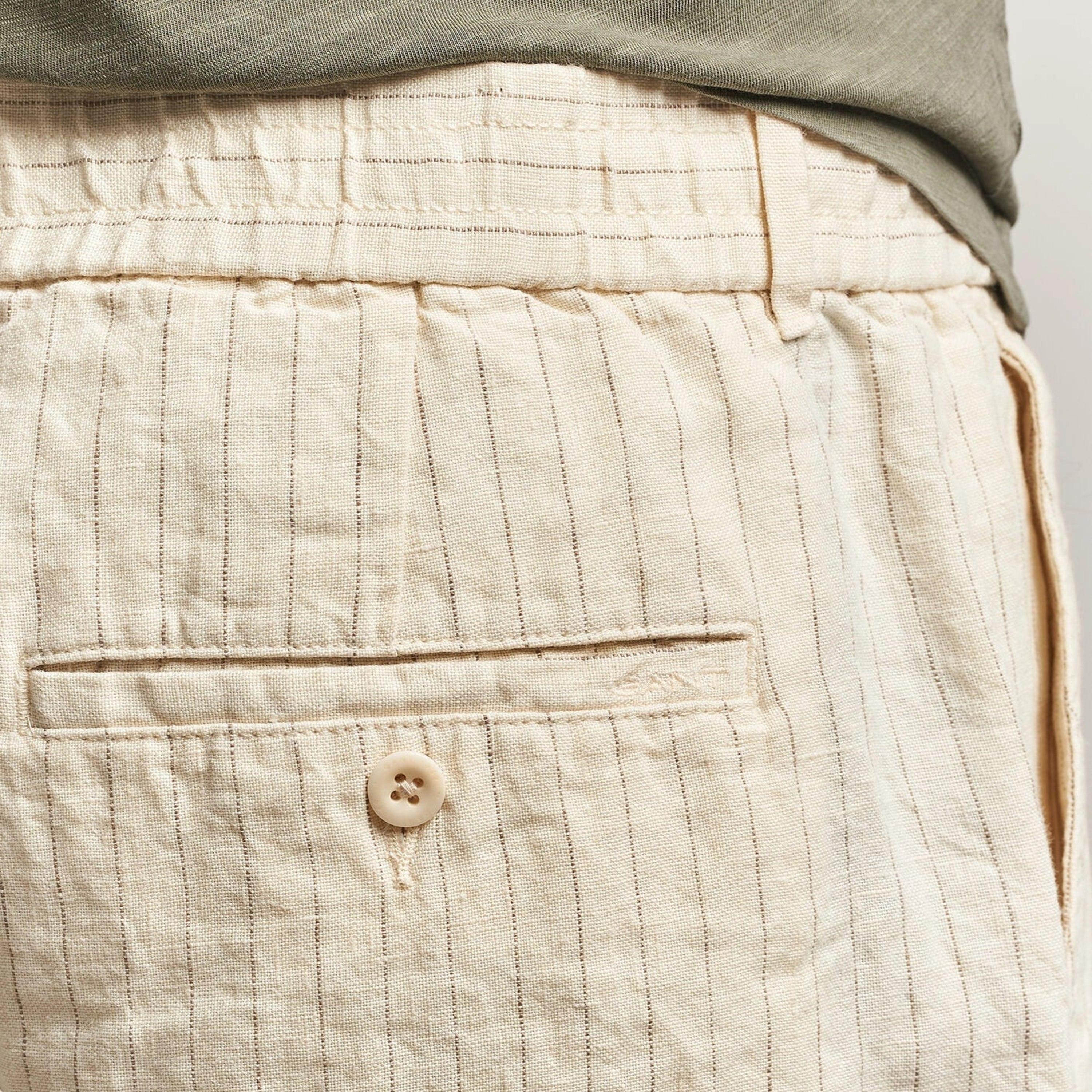 شورت كتان رجالي مخطط بخصر متوسط الارتفاع وإغلاق بزر ورباط من غانت-men-clothing-bottoms-shorts-image-3