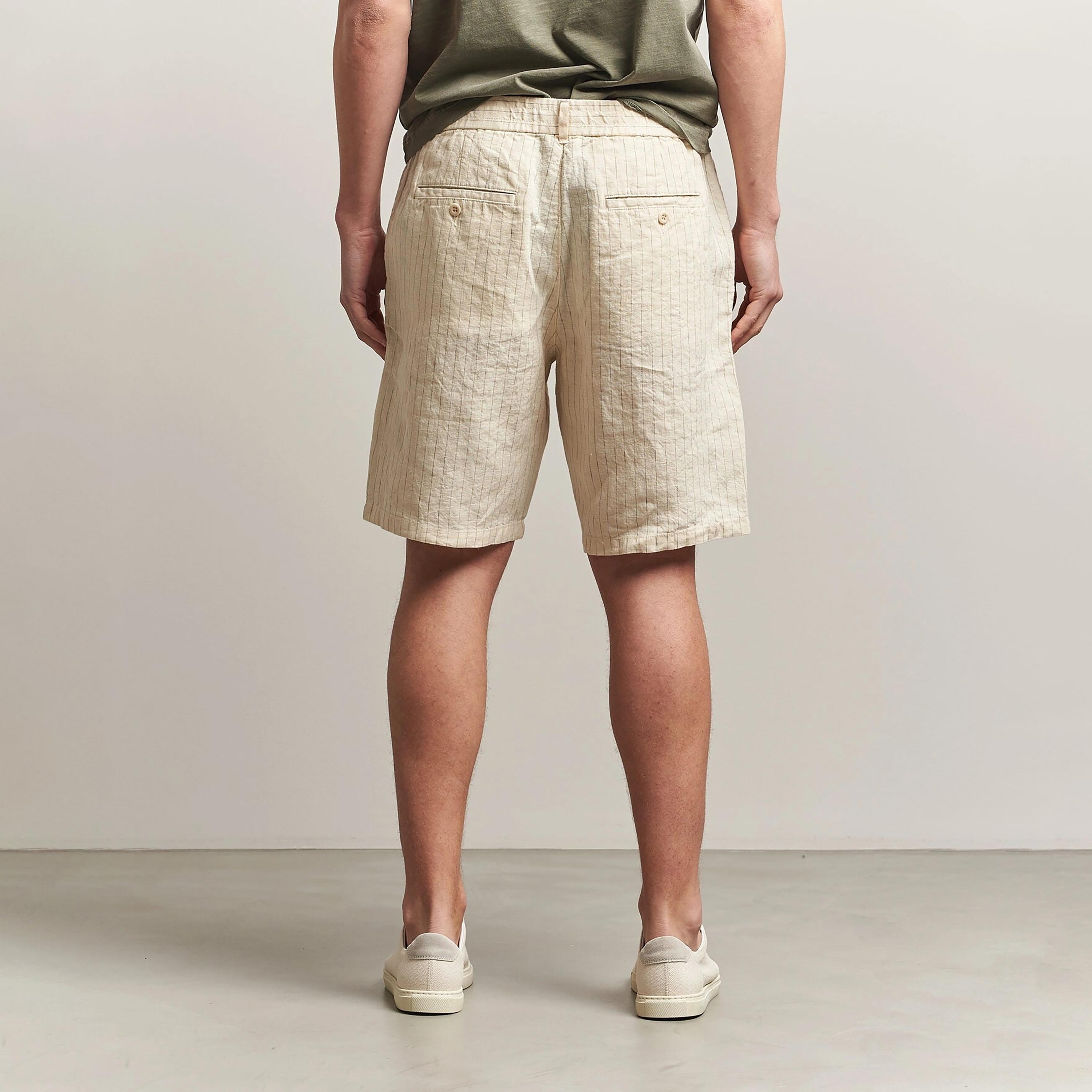 شورت كتان رجالي مخطط بخصر متوسط الارتفاع وإغلاق بزر ورباط من غانت-men-clothing-bottoms-shorts-image-4