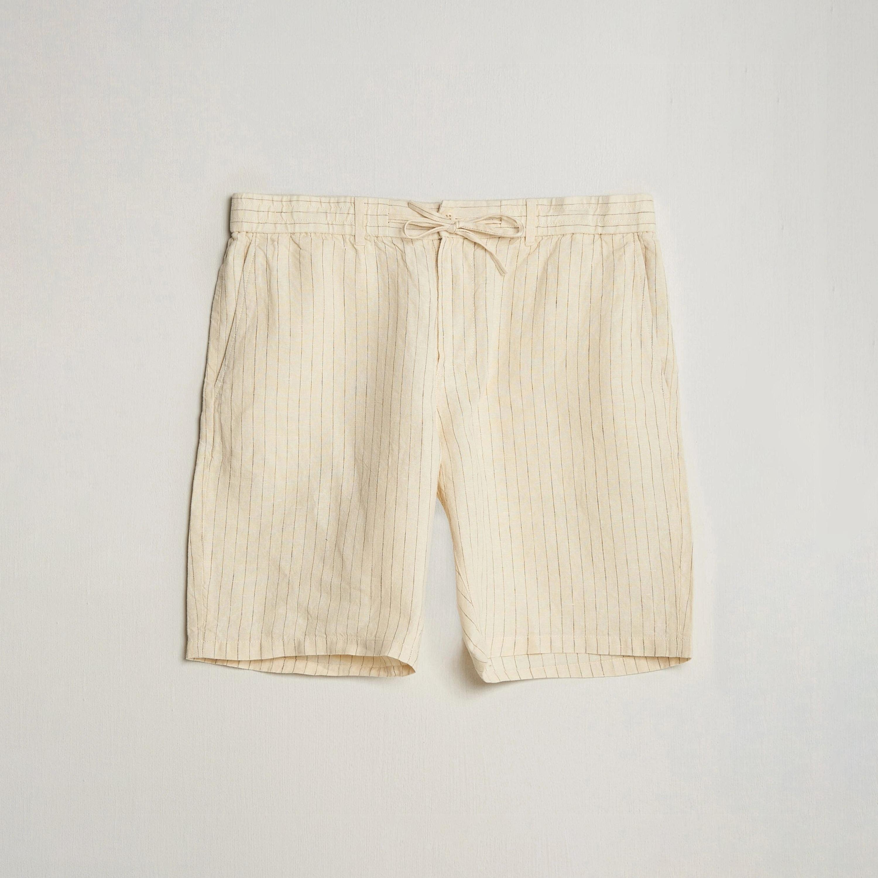 شورت كتان رجالي مخطط بخصر متوسط الارتفاع وإغلاق بزر ورباط من غانت-men-clothing-bottoms-shorts-image-5