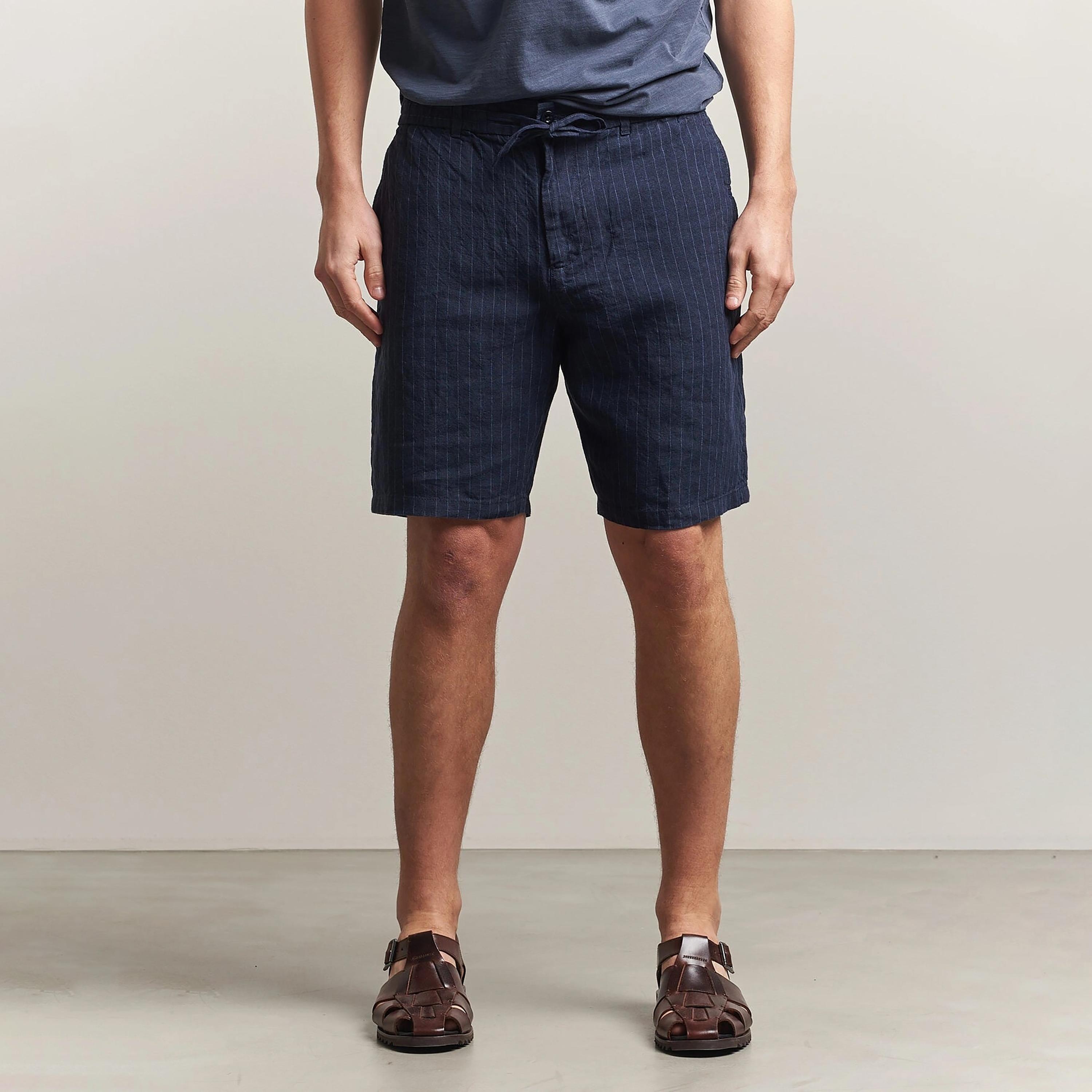 شورت كتان رجالي مخطط بخصر متوسط الارتفاع وإغلاق بزر ورباط من غانت-men-clothing-bottoms-shorts-image-1