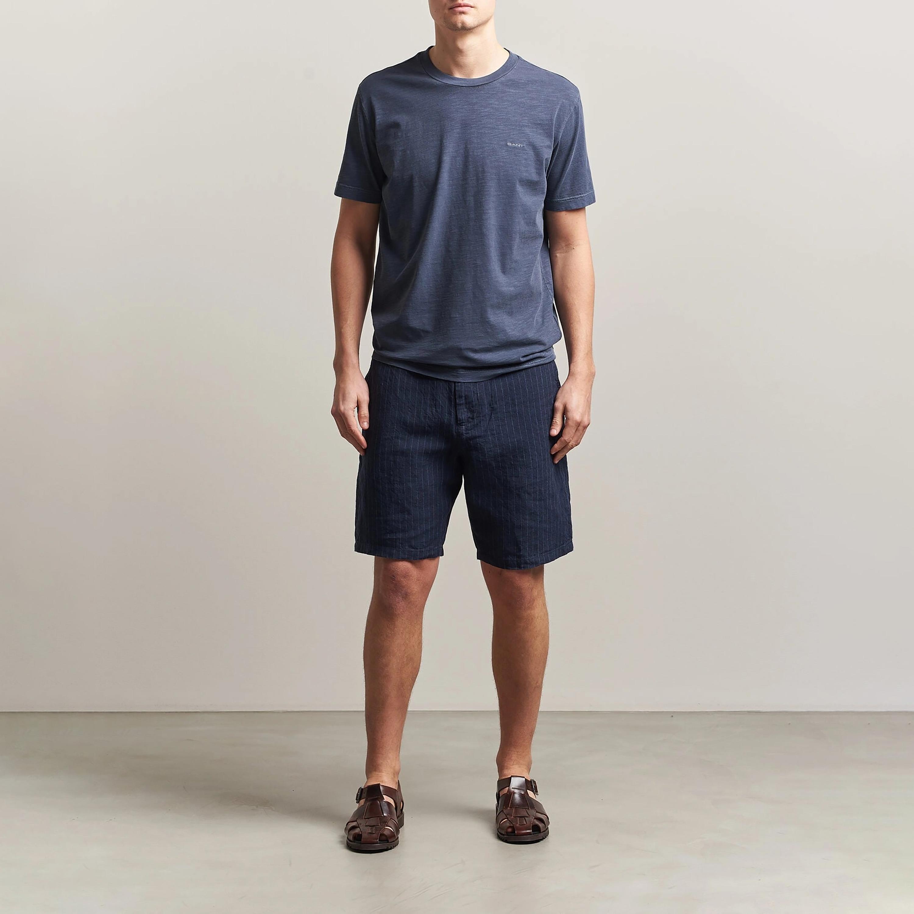 شورت كتان رجالي مخطط بخصر متوسط الارتفاع وإغلاق بزر ورباط من غانت-men-clothing-bottoms-shorts-image-2