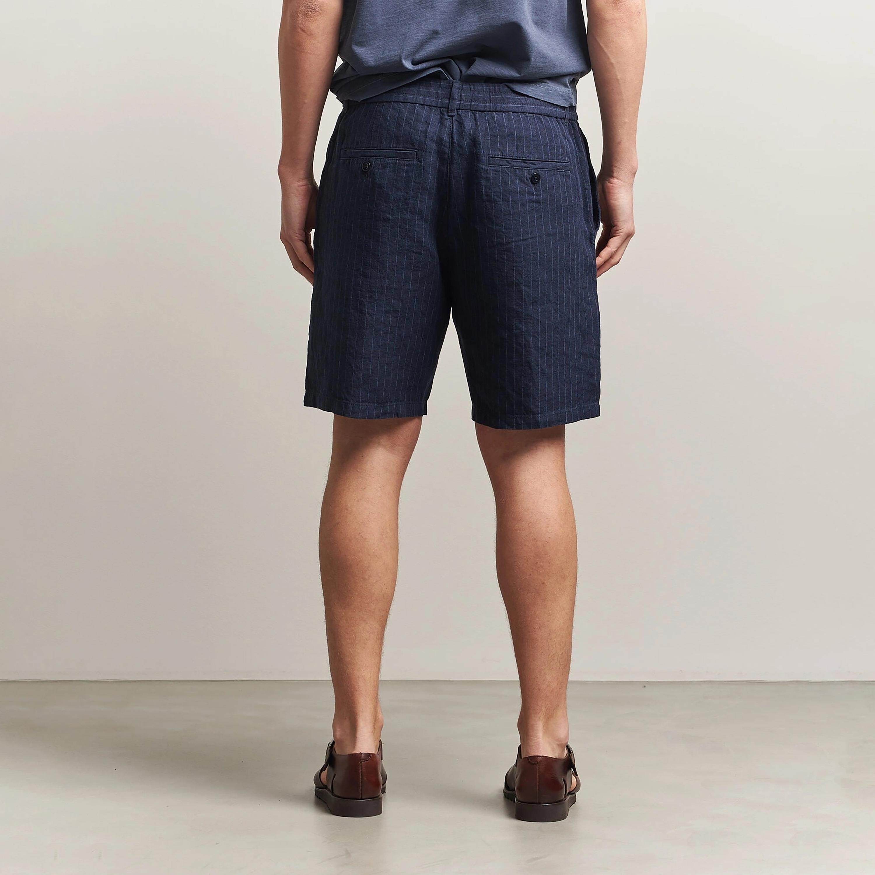 شورت كتان رجالي مخطط بخصر متوسط الارتفاع وإغلاق بزر ورباط من غانت-men-clothing-bottoms-shorts-image-4