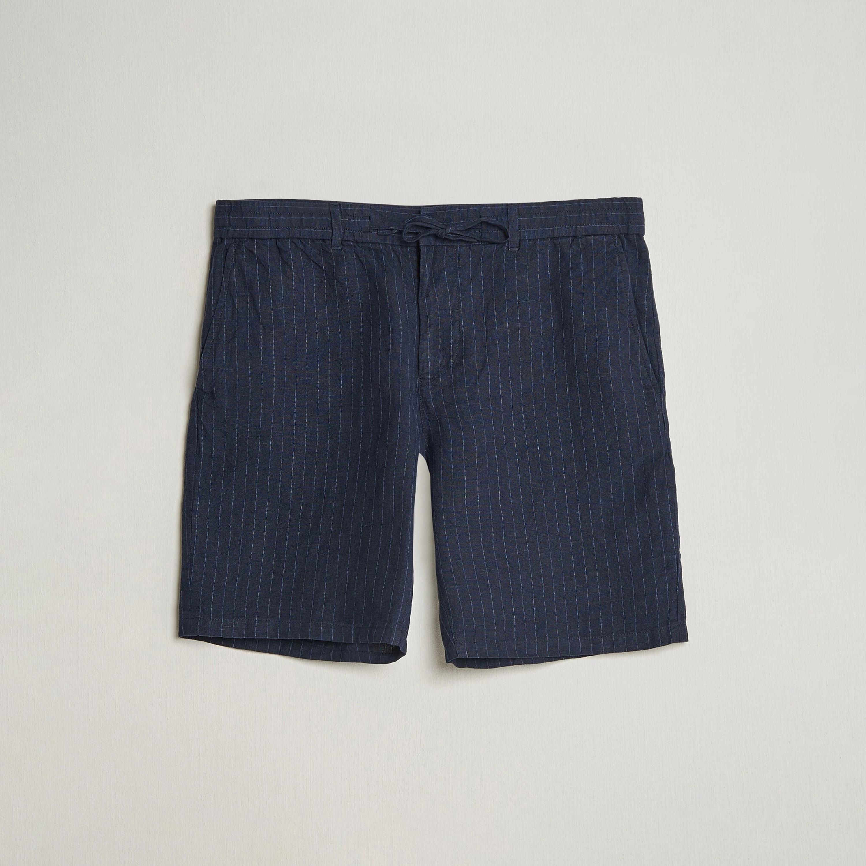 شورت كتان رجالي مخطط بخصر متوسط الارتفاع وإغلاق بزر ورباط من غانت-men-clothing-bottoms-shorts-image-5