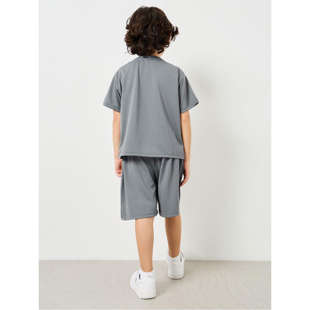 Styli Minimalist Print Drop Shoulder T-shirt and Flap Pocket Short Set-boys-clothing-setsandcoords-image-6