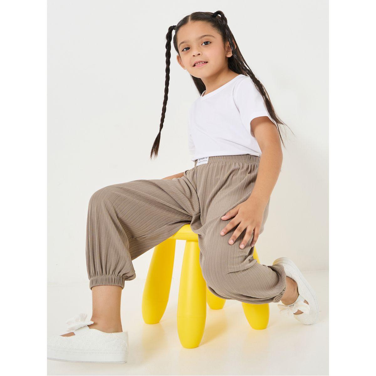 بنطال بقصة مريحة ومزين بشارة-girls-clothing-bottoms-trousers-image-1