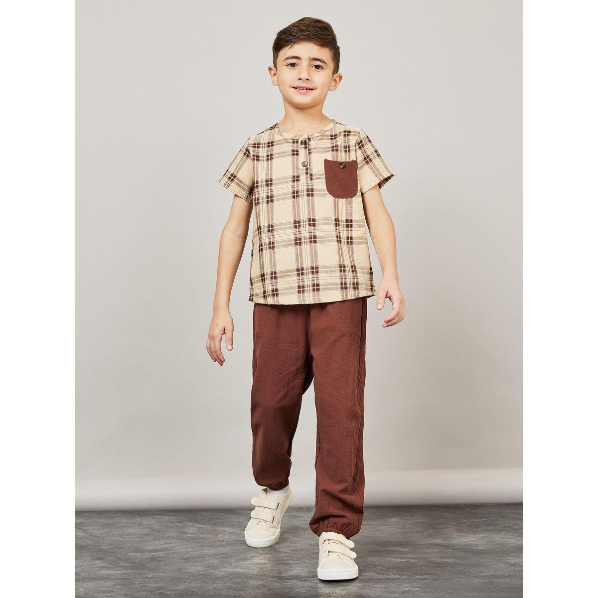 مجموعة من بنطال وتيشيرت بتفاصيل جيب-boys-clothing-setsandcoords-image-1