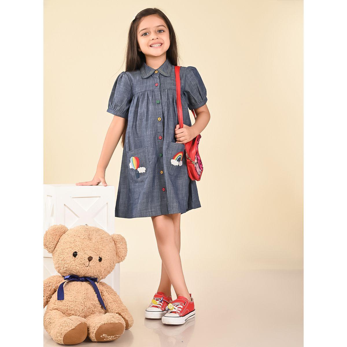 فستان دنيم بتفاصيل مُطرّزة مع جيب ليل بيكس × ستايلي-girls-clothing-dressesandjumpsuits-image-1