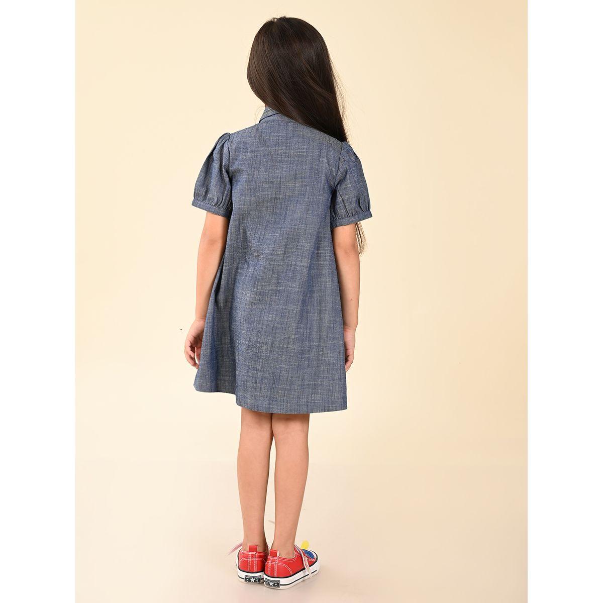 فستان دنيم بتفاصيل مُطرّزة مع جيب ليل بيكس × ستايلي-girls-clothing-dressesandjumpsuits-image-2