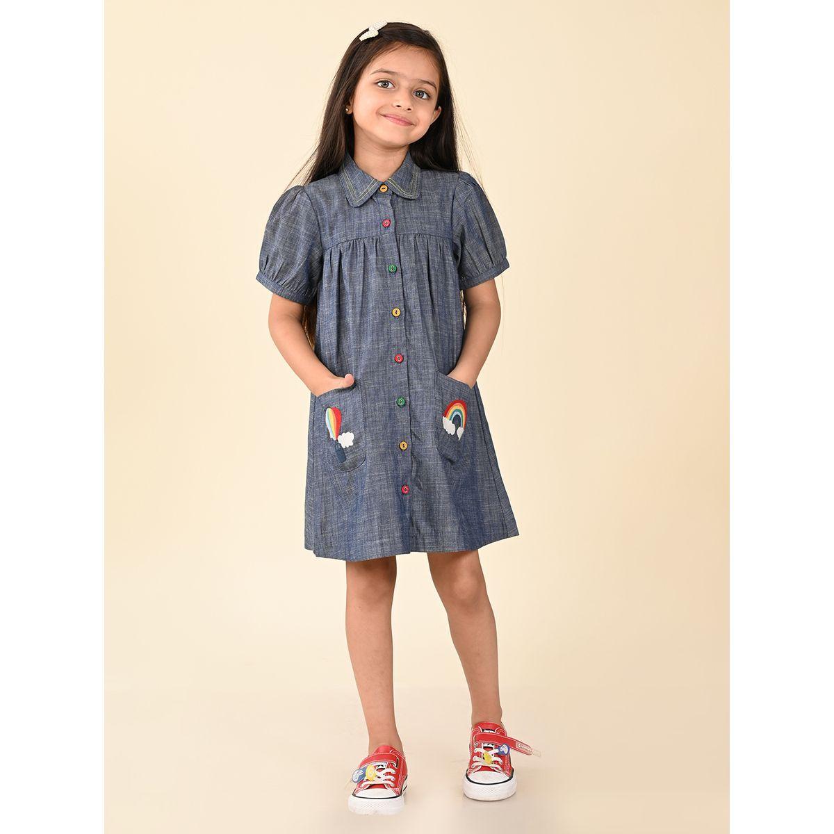 فستان دنيم بتفاصيل مُطرّزة مع جيب ليل بيكس × ستايلي-girls-clothing-dressesandjumpsuits-image-3