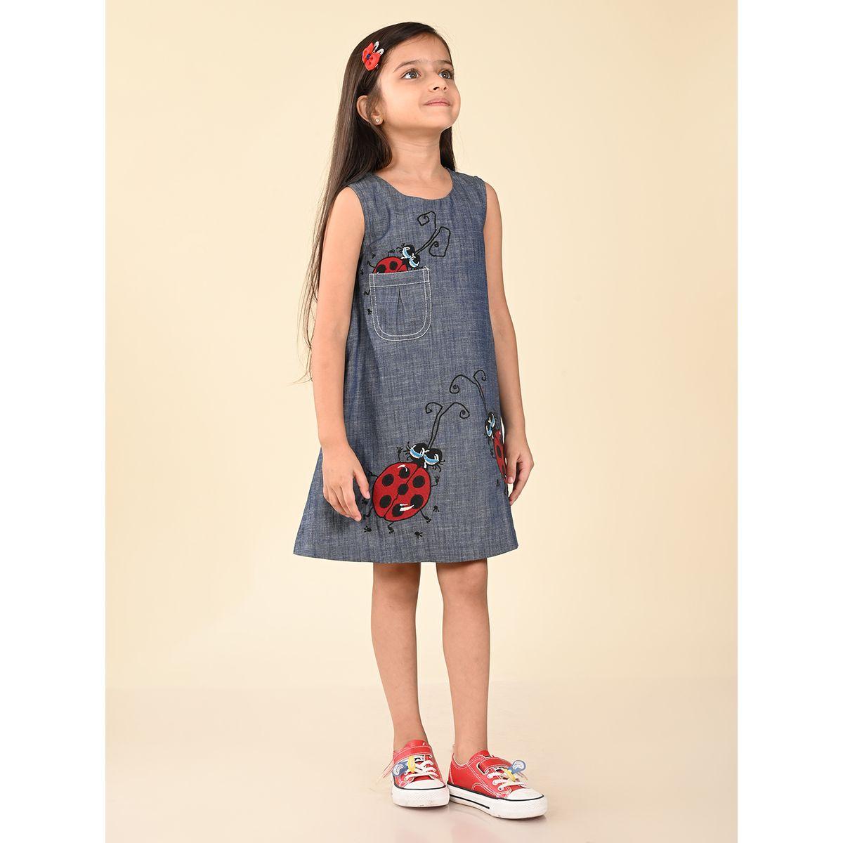 فستان دنيم بطول الركبة مع تفاصيل جيب ليل بيكس × ستايلي-girls-clothing-dressesandjumpsuits-image-3