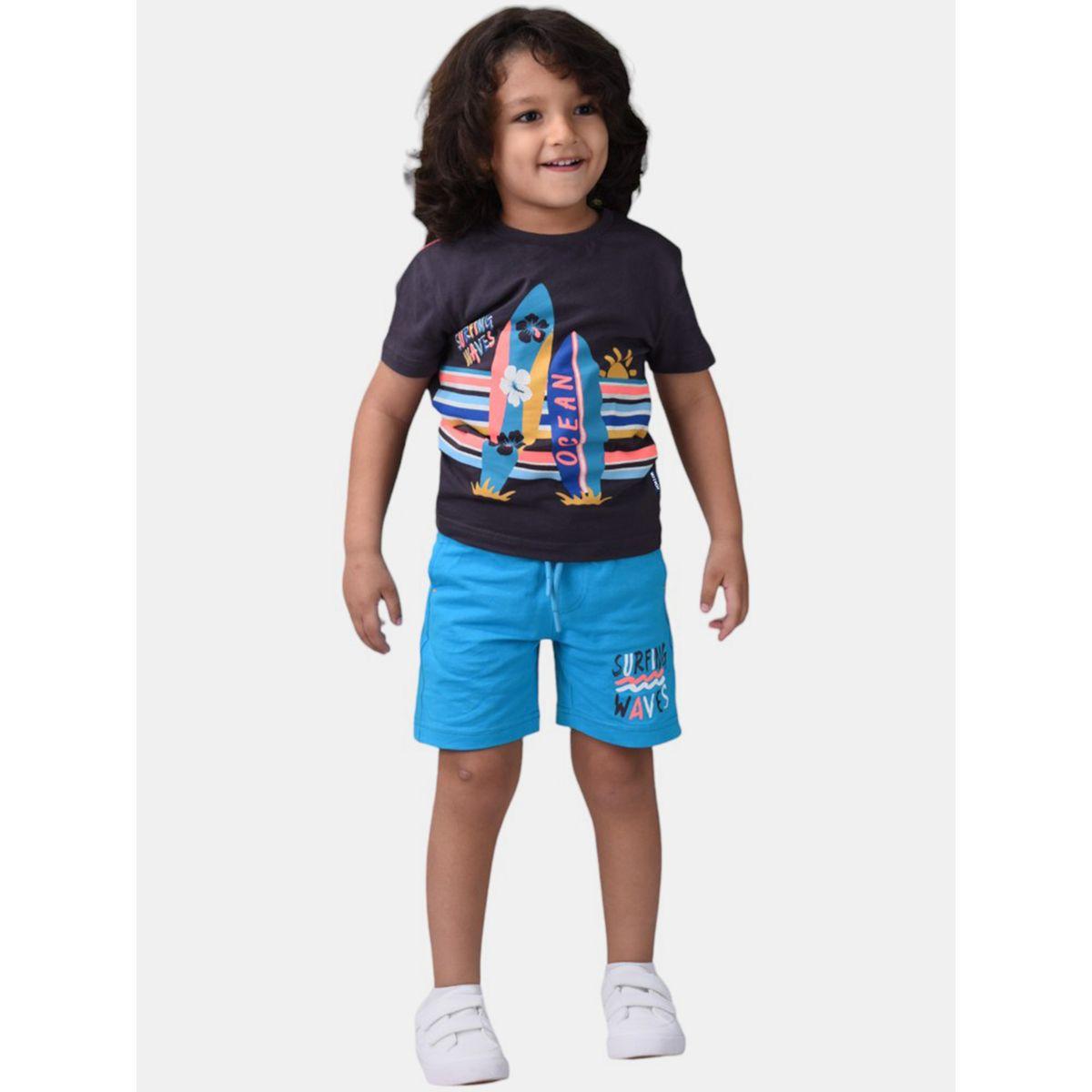 مجموعة من شورت وتيشيرت بطبعة جرافيك فيكتور آند جين × ستايلي-boys-clothing-setsandcoords-image-1