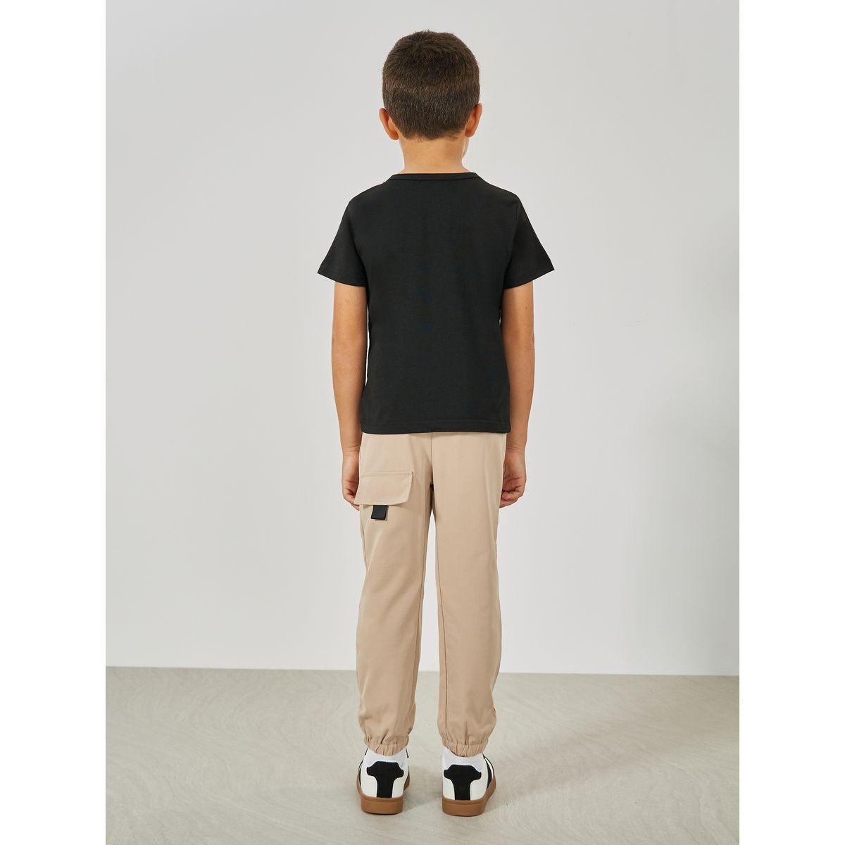 مجموعة من بنطال كارجو مع تيشيرت بياقة وازرار-boys-clothing-setsandcoords-image-4