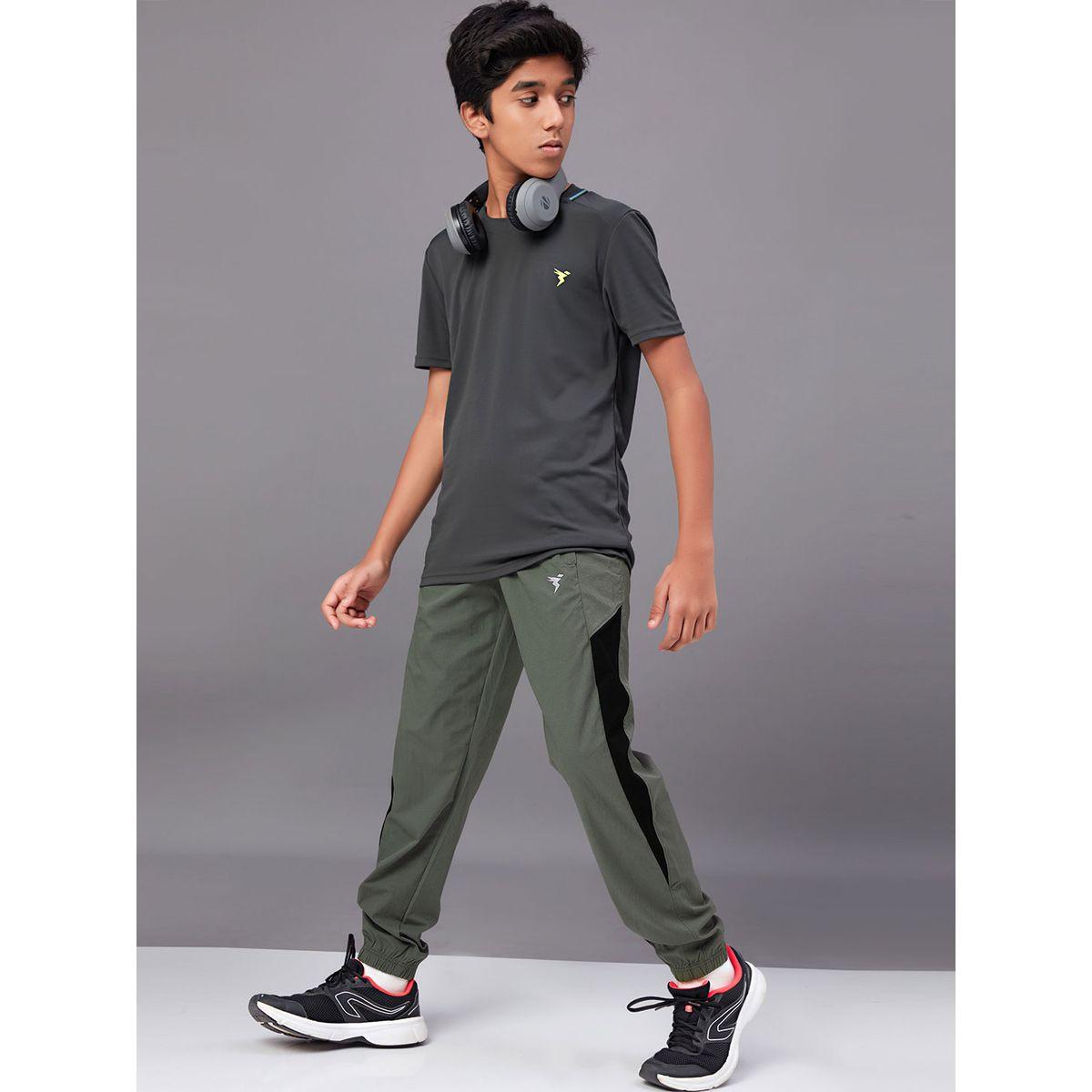 جوغر قابل للتمدد بتفاصيل مُتباينة تكنوسبورت × ستايلي-boys-clothing-bottoms-joggersandtrackpants-image-8