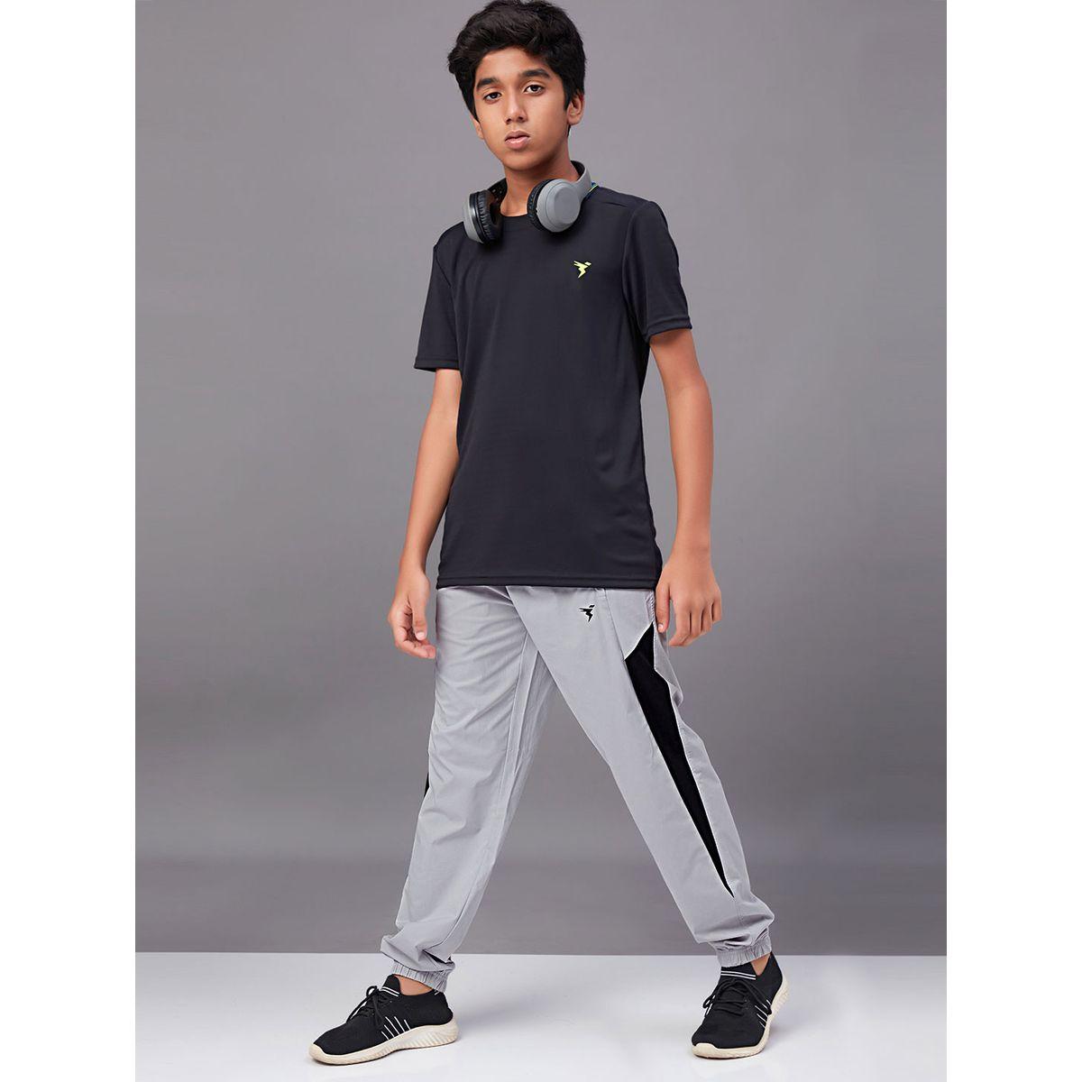 جوغر قابل للتمدد بتفاصيل مُتباينة تكنوسبورت × ستايلي-boys-clothing-bottoms-joggersandtrackpants-image-2