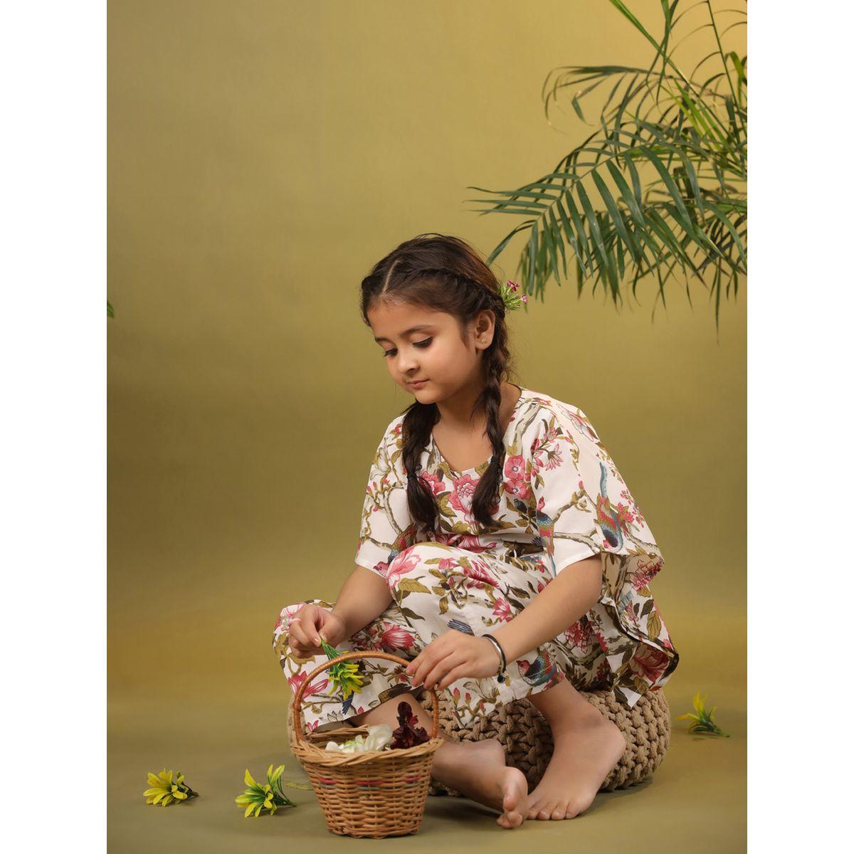 طقم من بنطال بيجاما مع بلوزة مطبعة بزهور سانسكريتي هومز × ستايلي-girls-clothing-nightwear-image-10