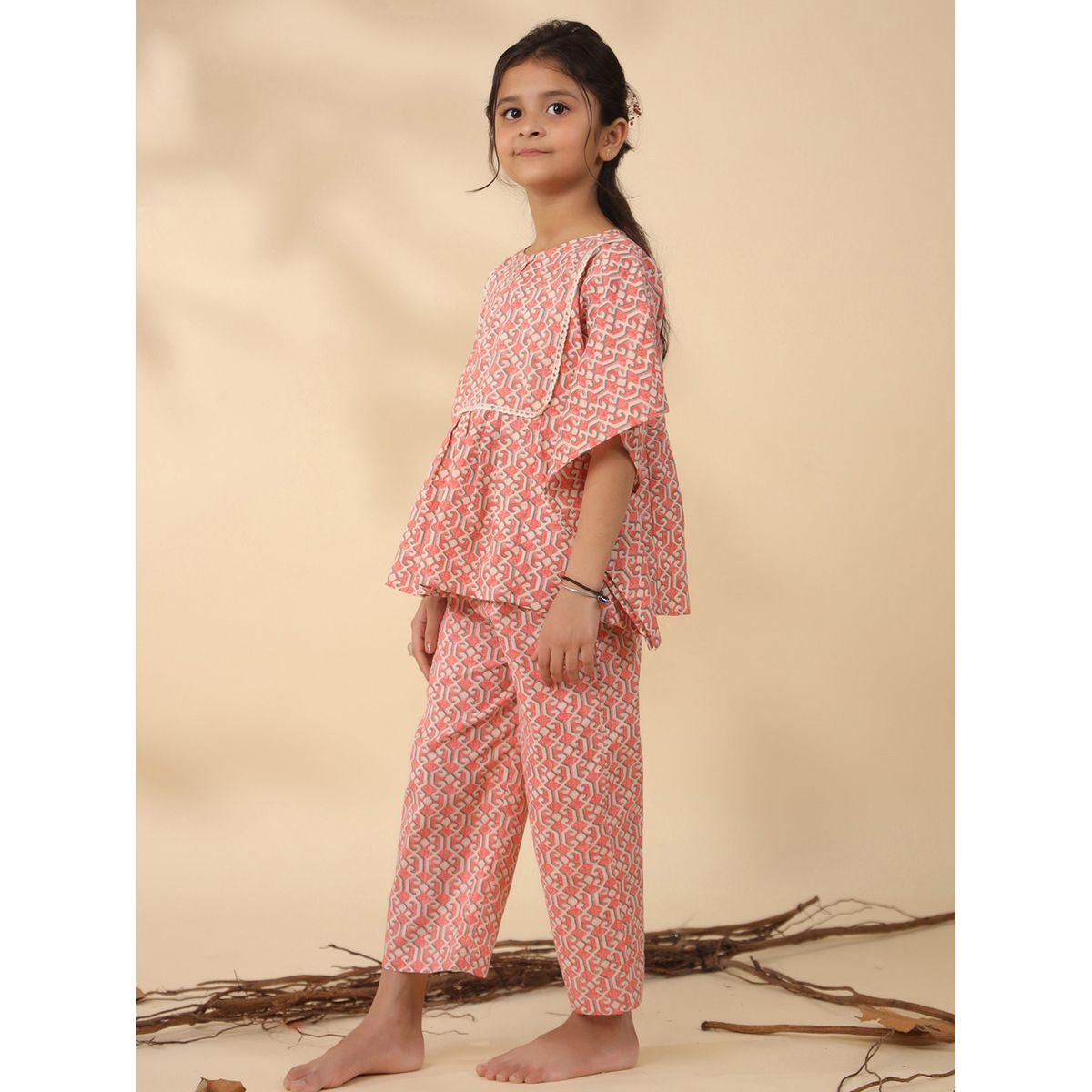 طقم من بنطال بيجاما مع بلوزة بيبلوم مطبعة بالكامل سانسكريتي هومز × ستايلي-girls-clothing-nightwear-image-4