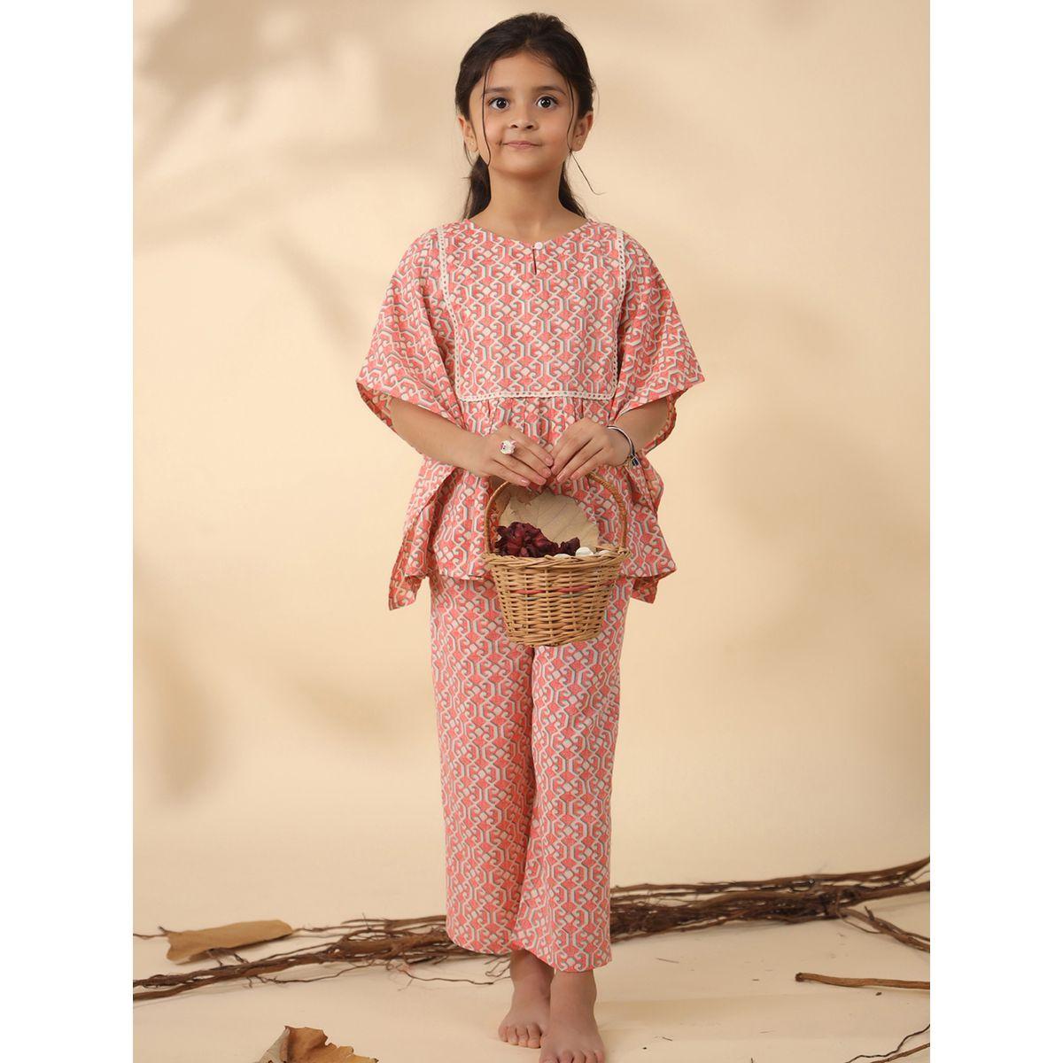 طقم من بنطال بيجاما مع بلوزة بيبلوم مطبعة بالكامل سانسكريتي هومز × ستايلي-girls-clothing-nightwear-image-7