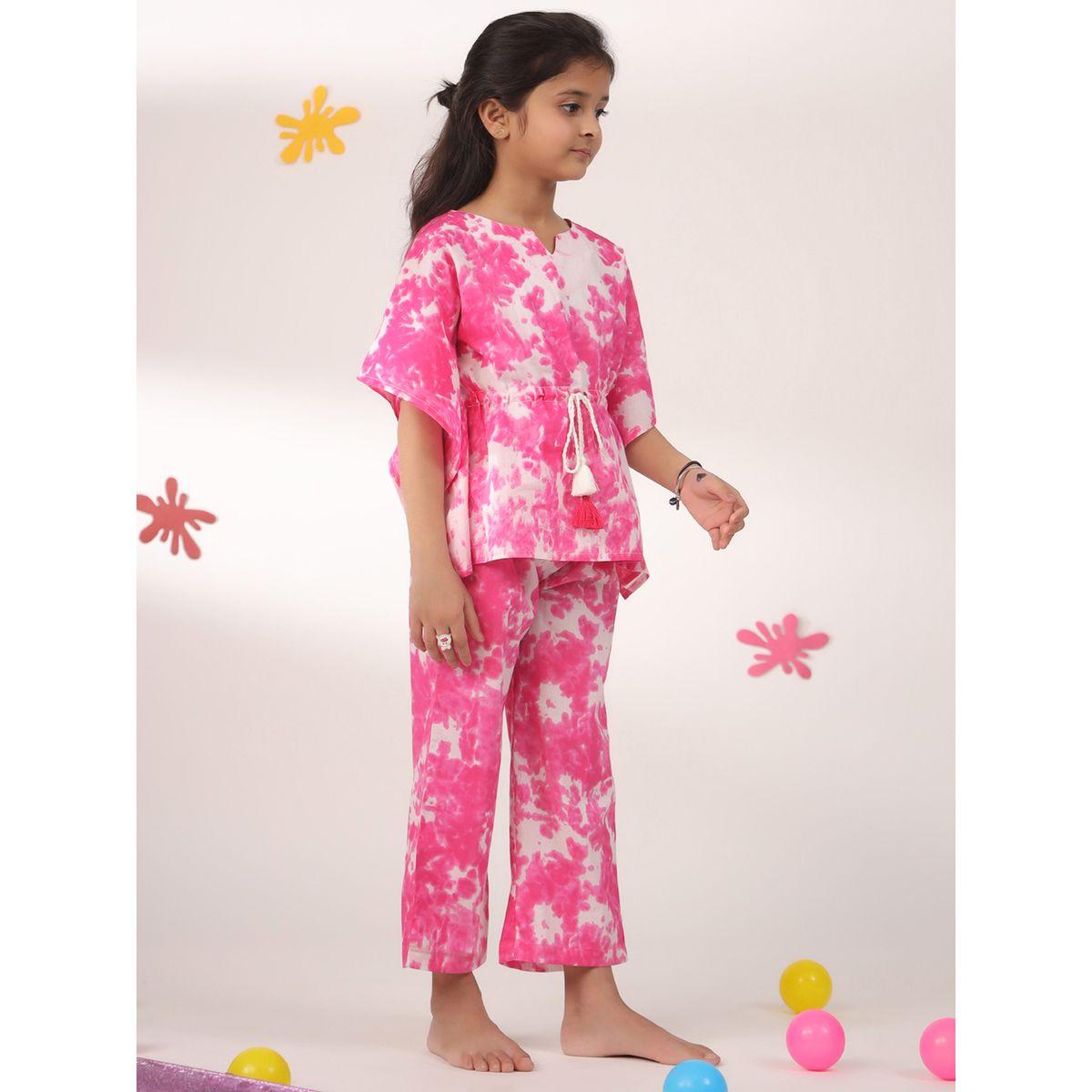 طقم من بنطال بيجاما مع بلوزة بطبعة تاي داي سانسكريتي هومز × ستايلي-girls-clothing-nightwear-image-3