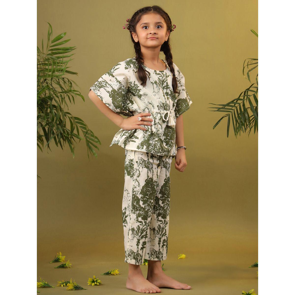 طقم من بنطال بيجاما مع بلوزة بطبعة استوائية سانسكريتي هومز × ستايلي-girls-clothing-nightwear-image-1