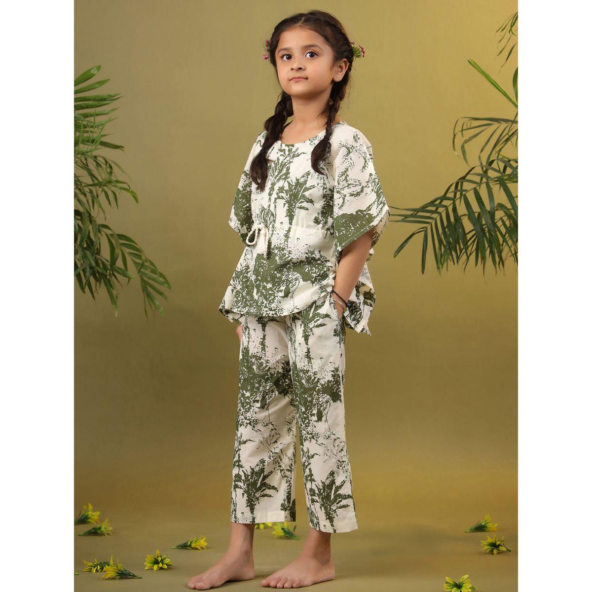 طقم من بنطال بيجاما مع بلوزة بطبعة استوائية سانسكريتي هومز × ستايلي-girls-clothing-nightwear-image-2