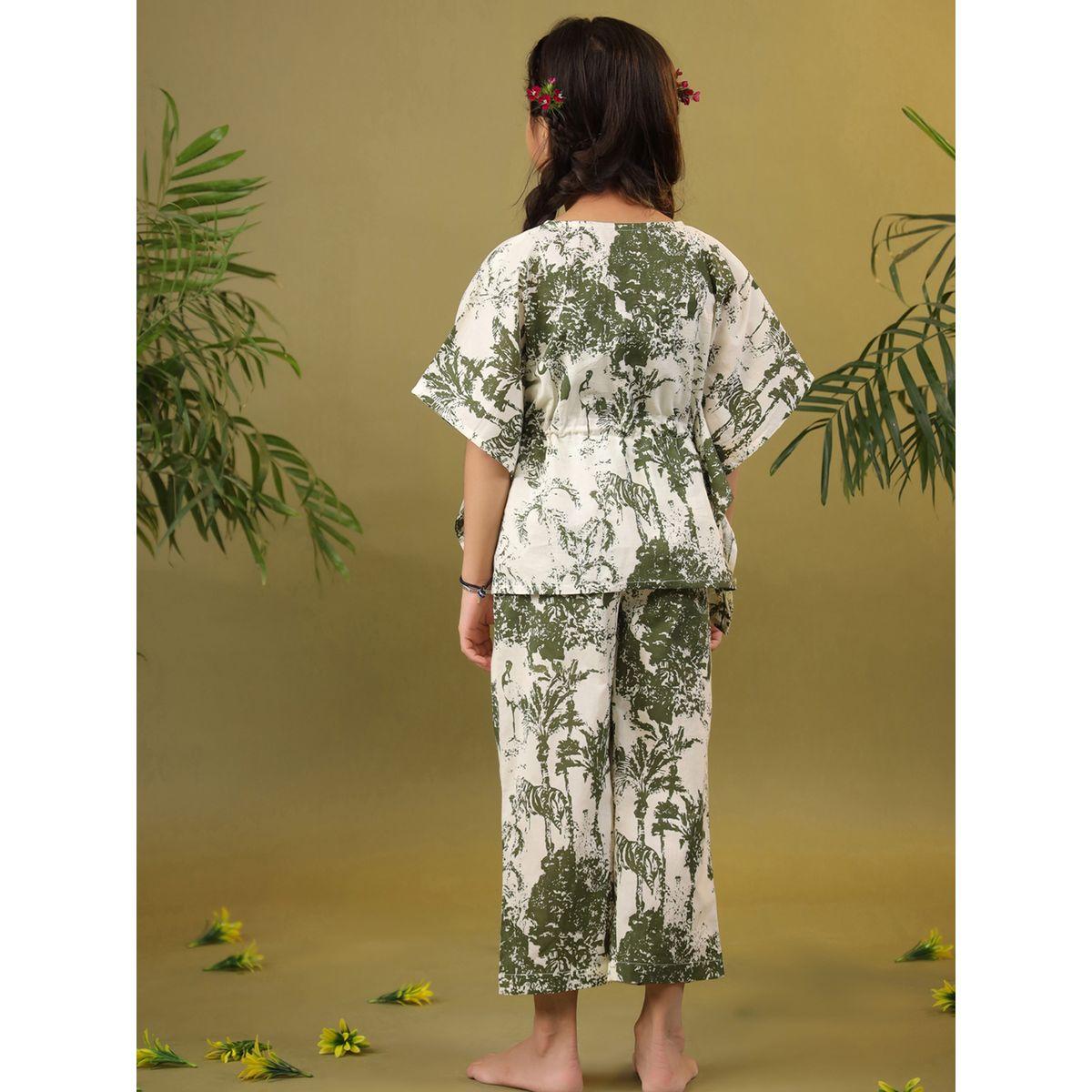 طقم من بنطال بيجاما مع بلوزة بطبعة استوائية سانسكريتي هومز × ستايلي-girls-clothing-nightwear-image-3