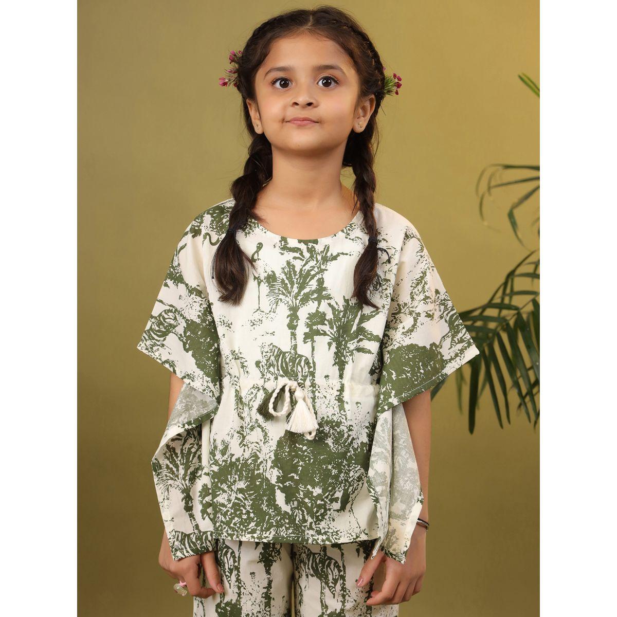 طقم من بنطال بيجاما مع بلوزة بطبعة استوائية سانسكريتي هومز × ستايلي-girls-clothing-nightwear-image-4