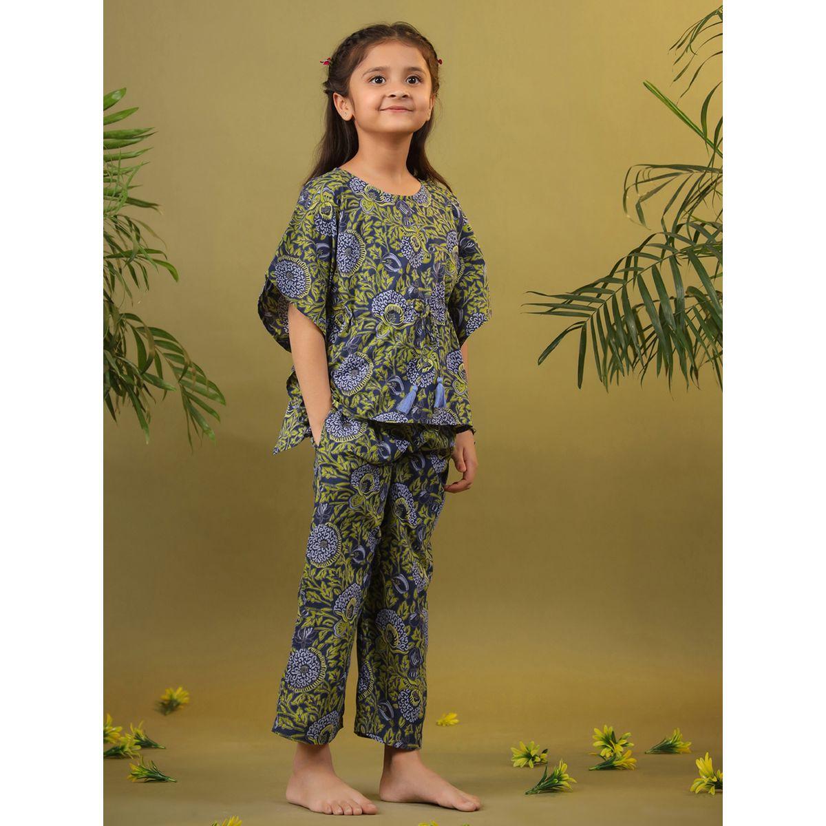 طقم من بنطال بيجاما مع بلوزة مطبعة بالكامل مع اربطة سانسكريتي هومز × ستايلي-girls-clothing-nightwear-image-3