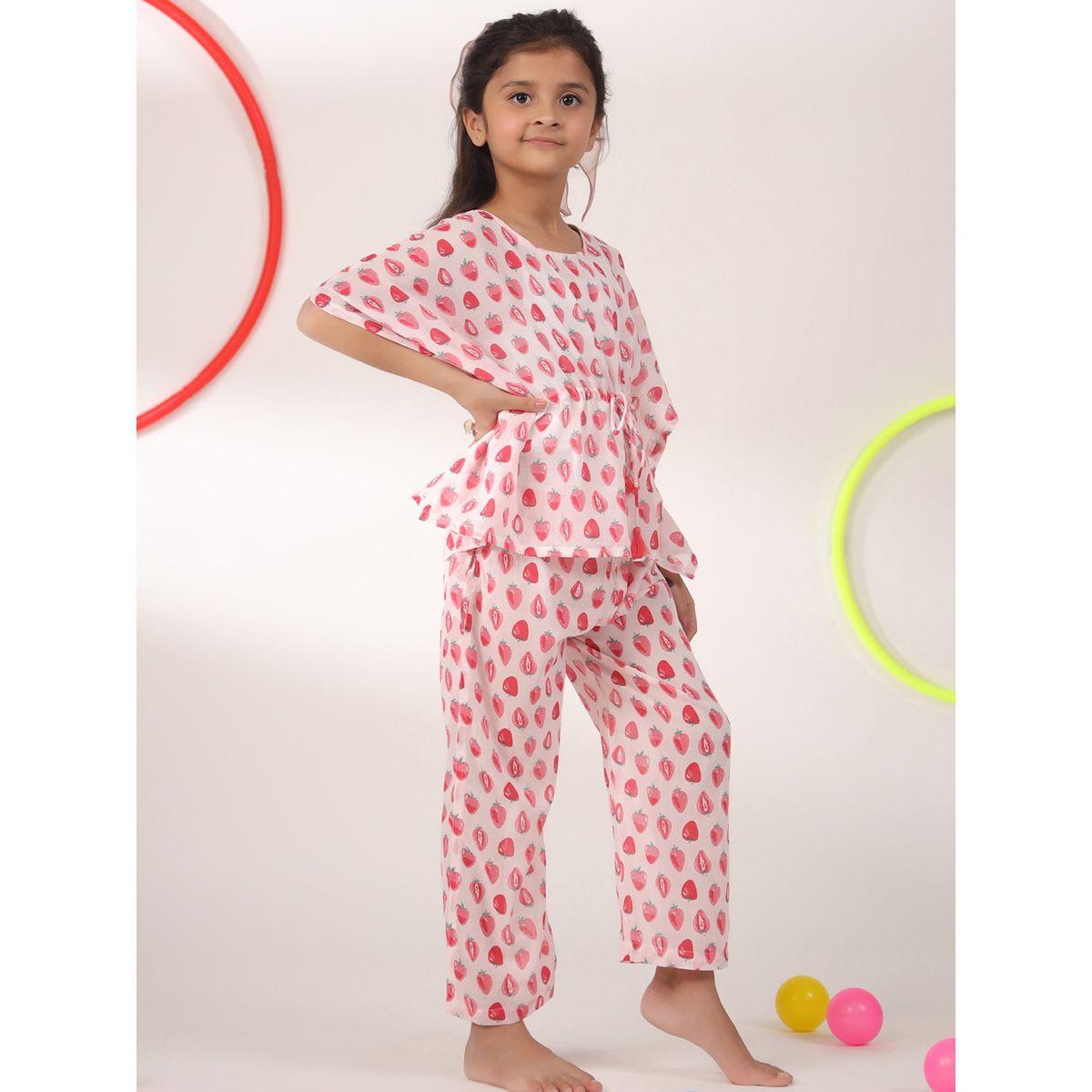 طقم من بنطال بيجاما مع بلوزة بطبعة فراولة سانسكريتي هومز × ستايلي-girls-clothing-nightwear-image-2