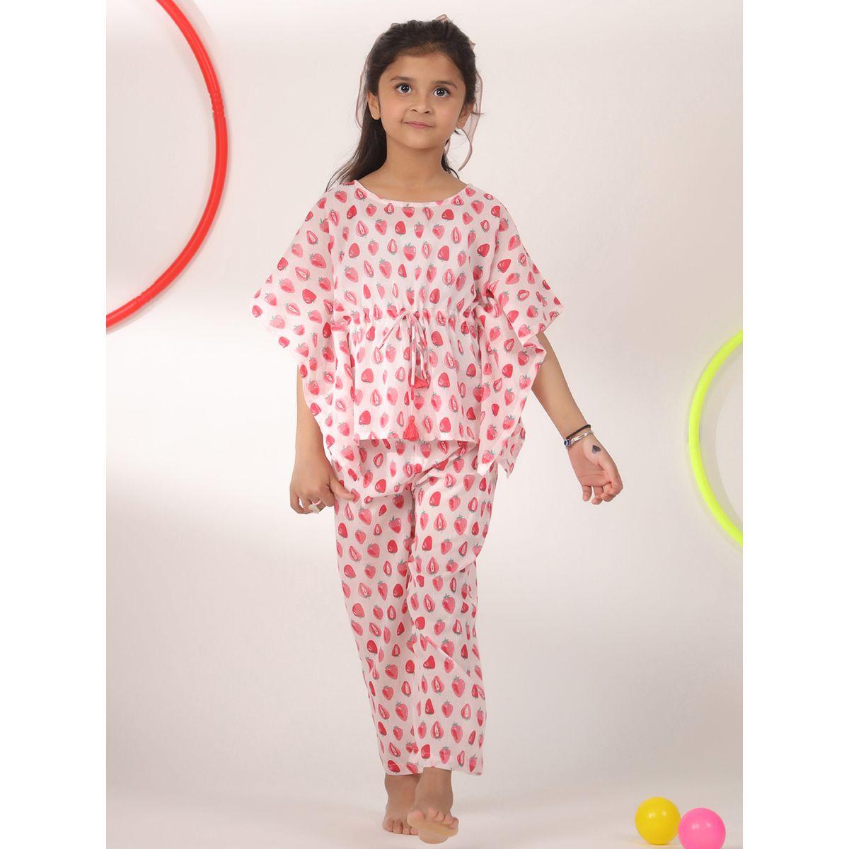 طقم من بنطال بيجاما مع بلوزة بطبعة فراولة سانسكريتي هومز × ستايلي-girls-clothing-nightwear-image-3