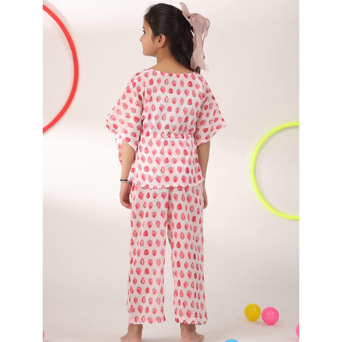 طقم من بنطال بيجاما مع بلوزة بطبعة فراولة سانسكريتي هومز × ستايلي-girls-clothing-nightwear-image-4