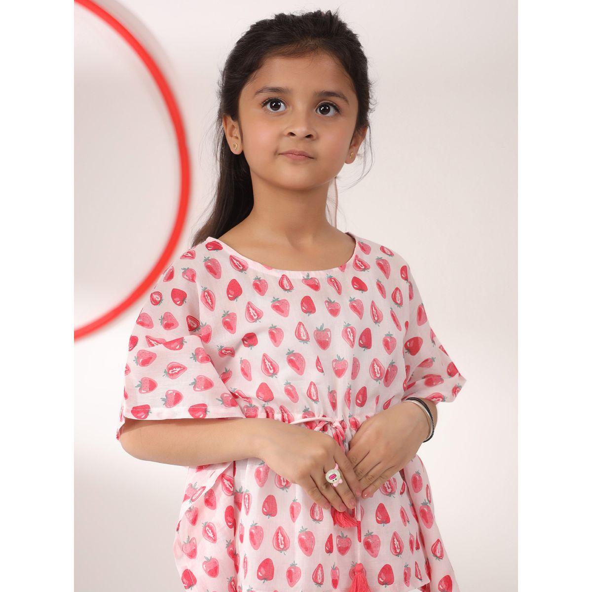 طقم من بنطال بيجاما مع بلوزة بطبعة فراولة سانسكريتي هومز × ستايلي-girls-clothing-nightwear-image-5