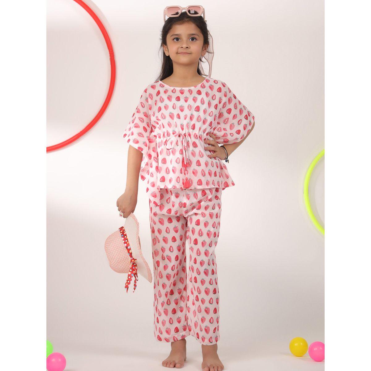 طقم من بنطال بيجاما مع بلوزة بطبعة فراولة سانسكريتي هومز × ستايلي-girls-clothing-nightwear-image-7