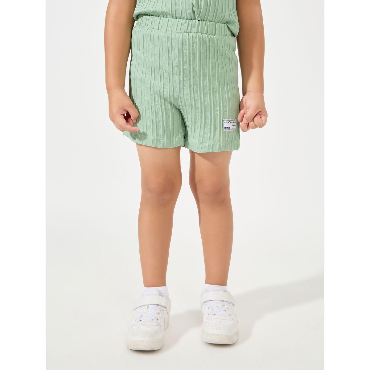 شورت مزين بشارة مع بلوزة بتفاصيل بارزة الملمس-boys-clothing-setsandcoords-image-5
