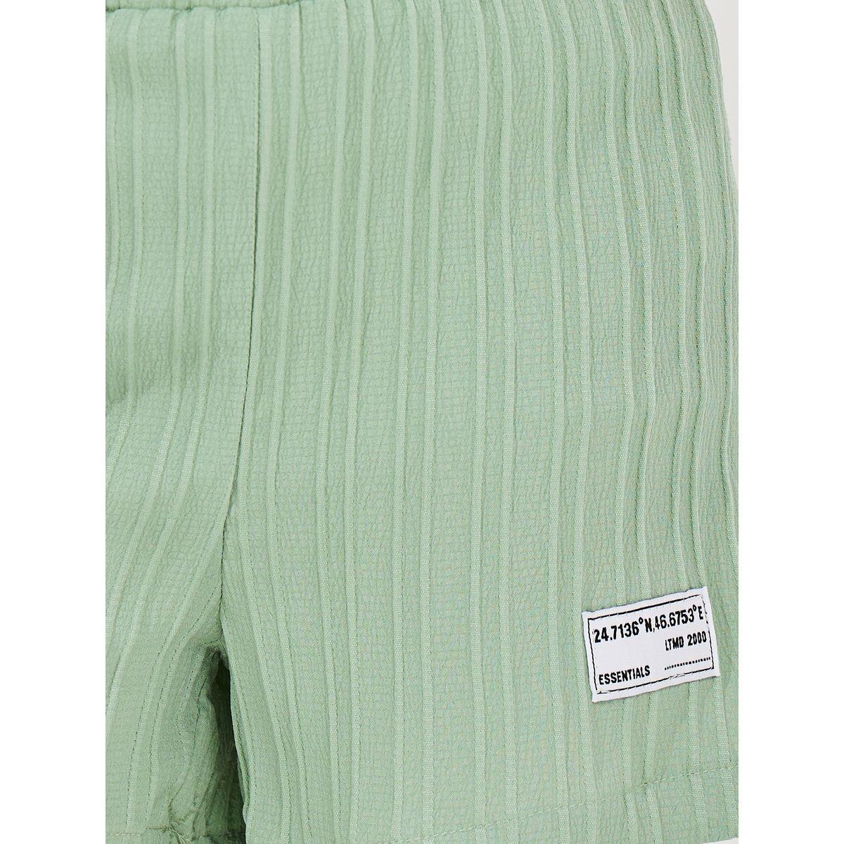 شورت مزين بشارة مع بلوزة بتفاصيل بارزة الملمس-boys-clothing-setsandcoords-image-6