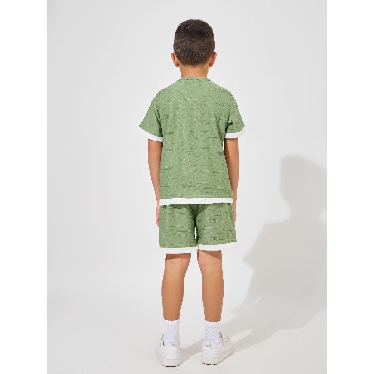 مجموعة من شورت مع تيشيرت بتفاصيل بارزة الملمس-boys-clothing-setsandcoords-image-4