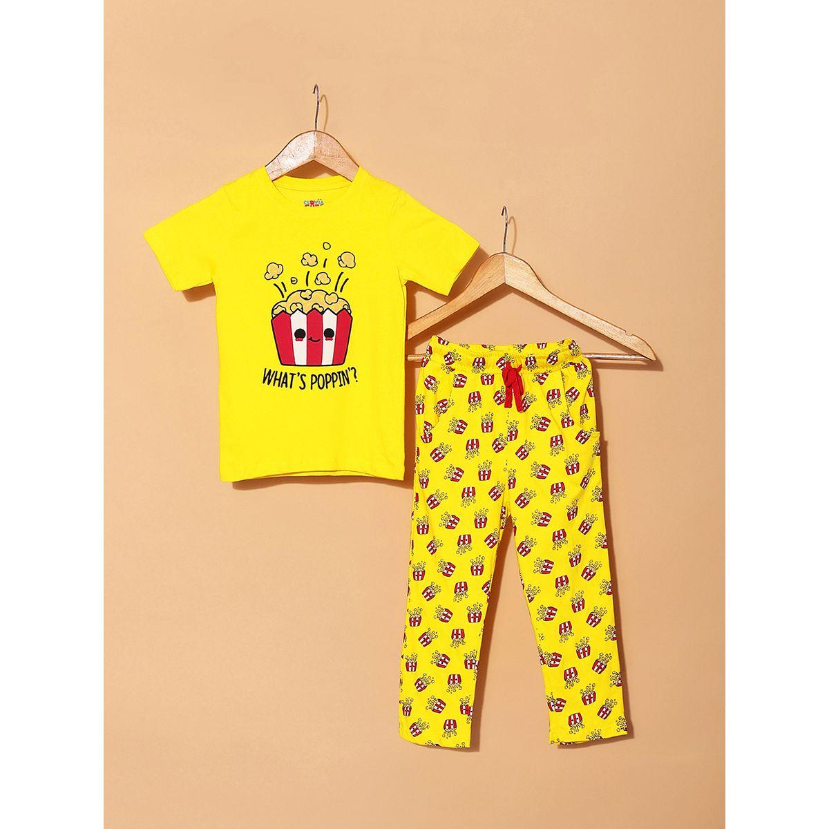 طقم من بنطال بيجاما مع تيشيرت بطبعة جرافيك كلوفيا كَبس × ستايلي-girls-clothing-nightwear-image-1