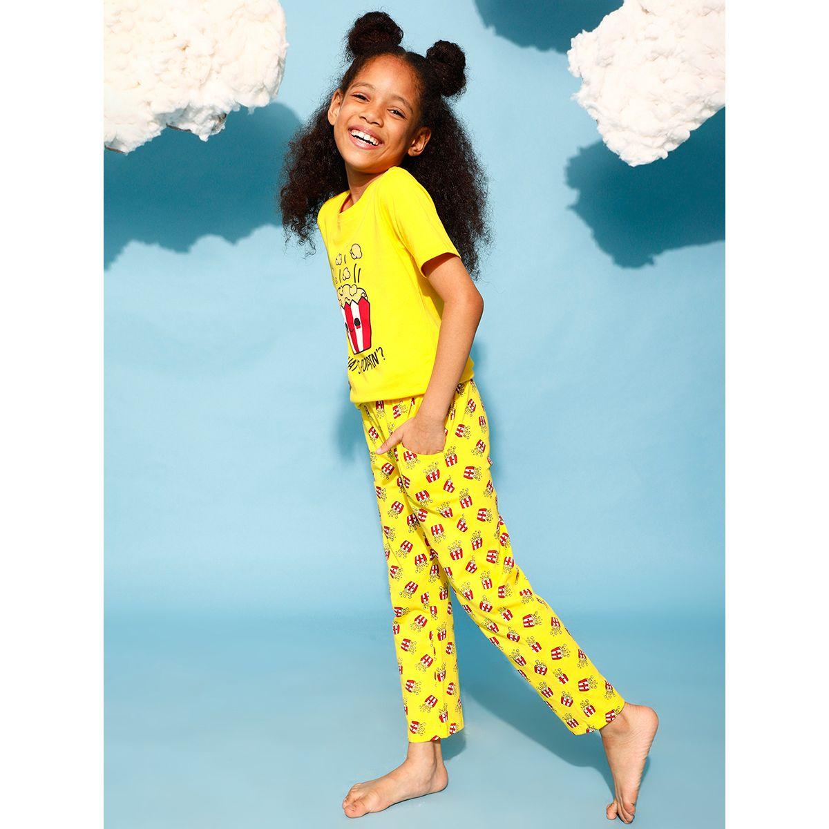 طقم من بنطال بيجاما مع تيشيرت بطبعة جرافيك كلوفيا كَبس × ستايلي-girls-clothing-nightwear-image-4