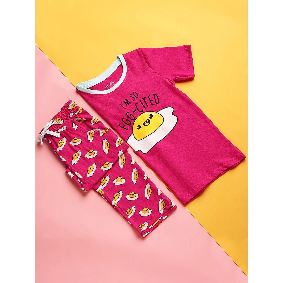 طقم من بنطال بيجاما مع تيشيرت بطبعة جرافيك كلوفيا كَبس × ستايلي-girls-clothing-nightwear-image-1