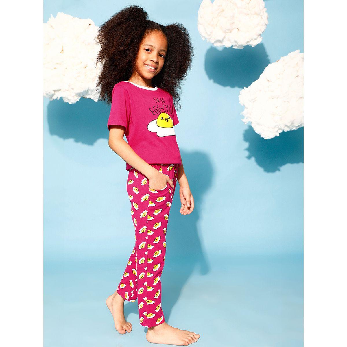 طقم من بنطال بيجاما مع تيشيرت بطبعة جرافيك كلوفيا كَبس × ستايلي-girls-clothing-nightwear-image-2