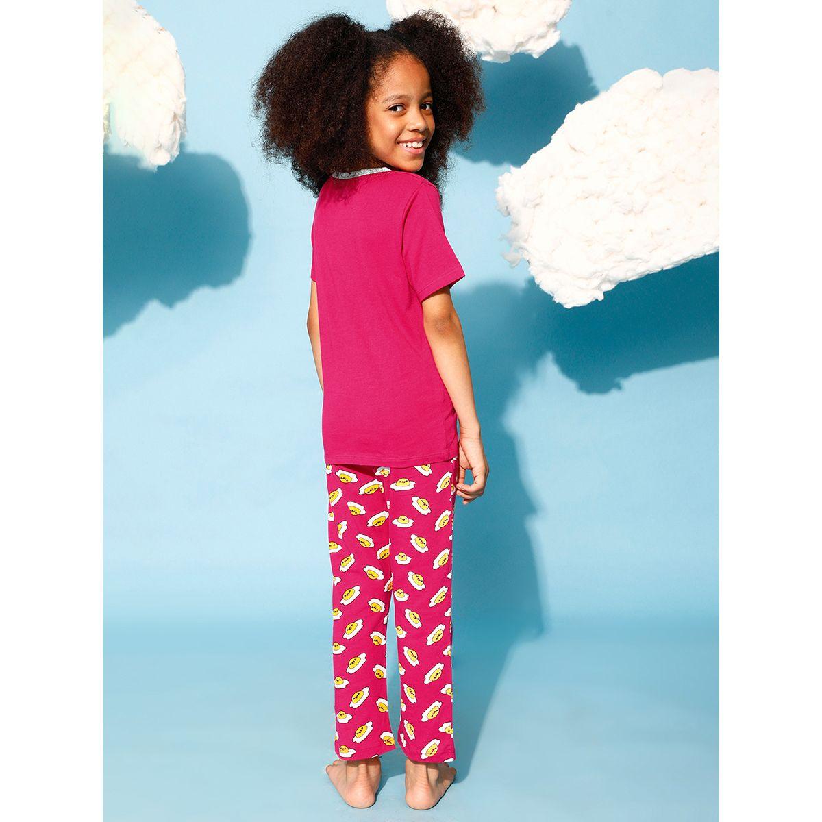 طقم من بنطال بيجاما مع تيشيرت بطبعة جرافيك كلوفيا كَبس × ستايلي-girls-clothing-nightwear-image-4
