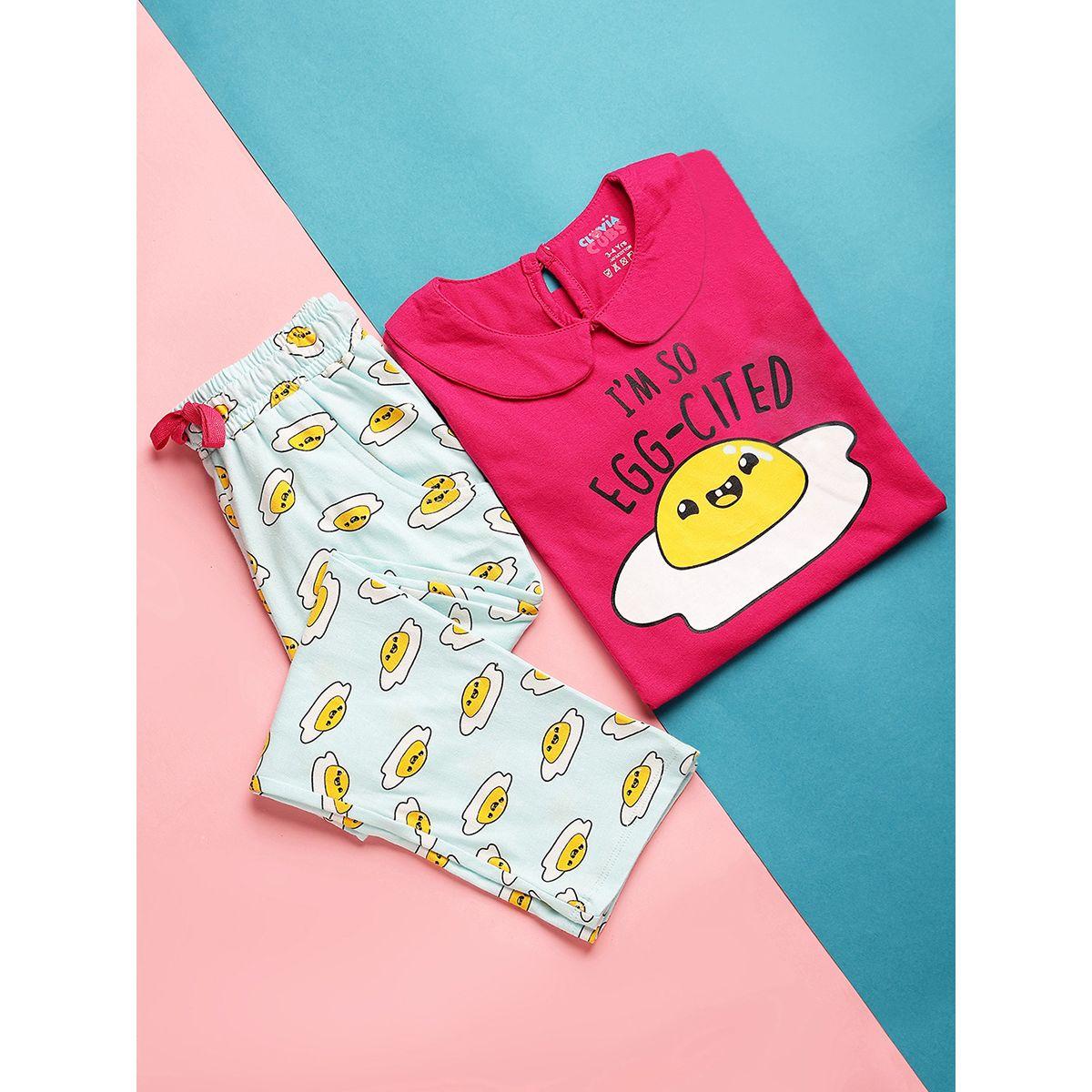 طقم من بنطال بيجاما مع تيشيرت بطبعة جرافيك كلوفيا كَبس × ستايلي-girls-clothing-nightwear-image-1