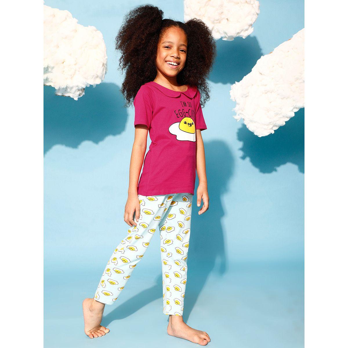 طقم من بنطال بيجاما مع تيشيرت بطبعة جرافيك كلوفيا كَبس × ستايلي-girls-clothing-nightwear-image-2