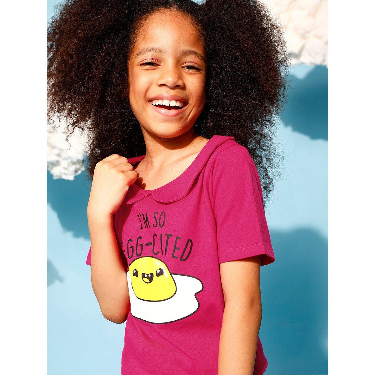طقم من بنطال بيجاما مع تيشيرت بطبعة جرافيك كلوفيا كَبس × ستايلي-girls-clothing-nightwear-image-5