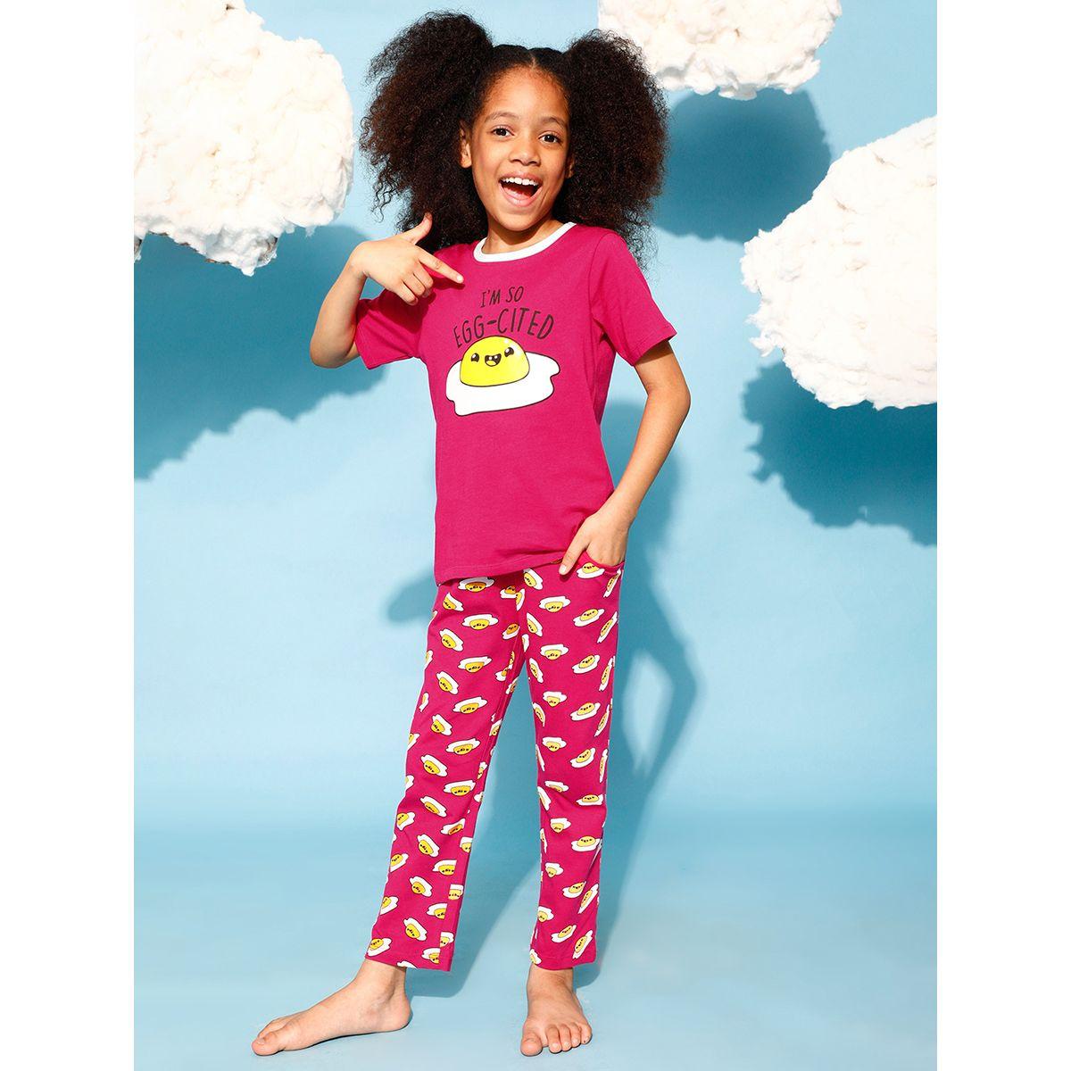 طقم من بنطال بيجاما مع تيشيرت بطبعة جرافيك كلوفيا كَبس × ستايلي-girls-clothing-nightwear-image-1