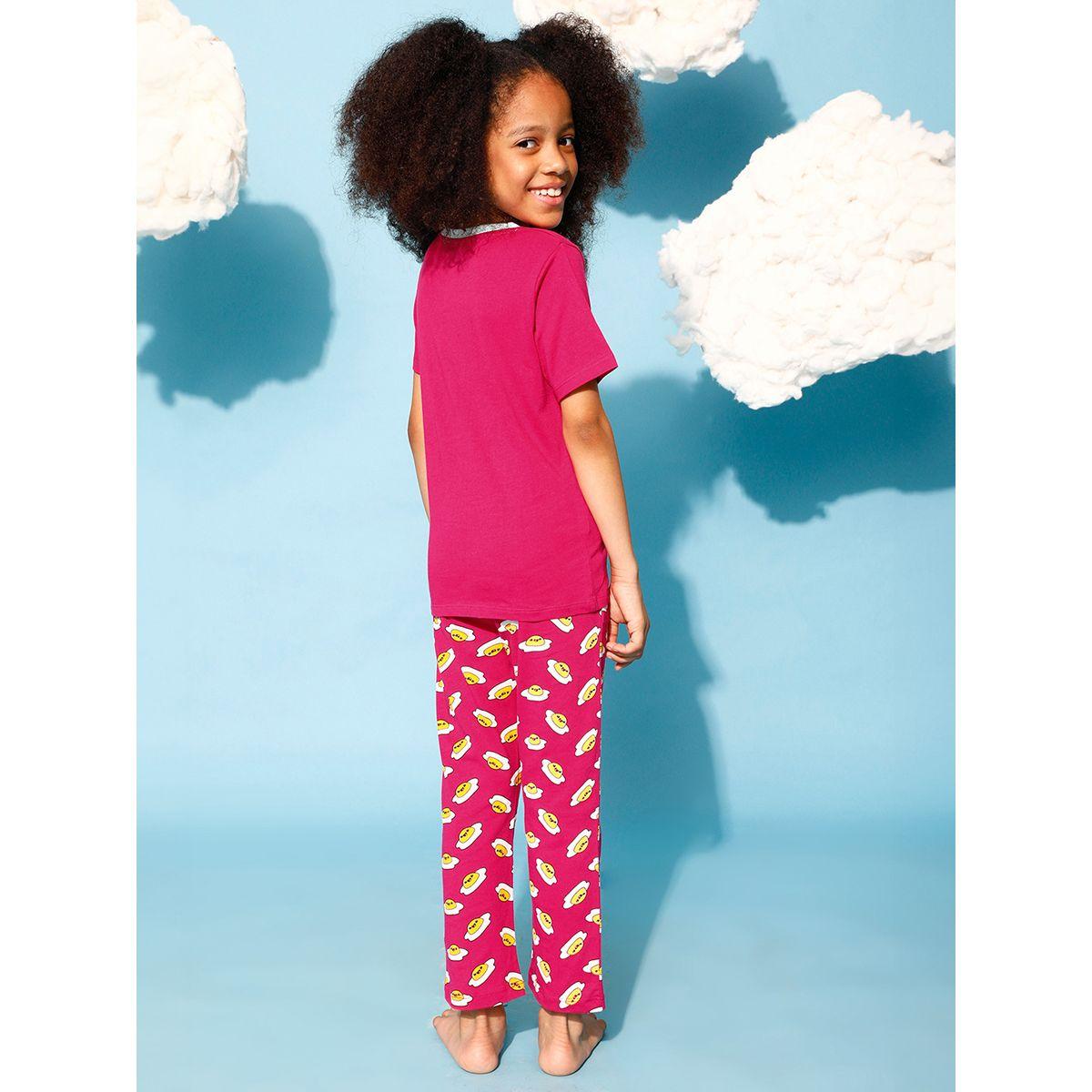 طقم من بنطال بيجاما مع تيشيرت بطبعة جرافيك كلوفيا كَبس × ستايلي-girls-clothing-nightwear-image-4