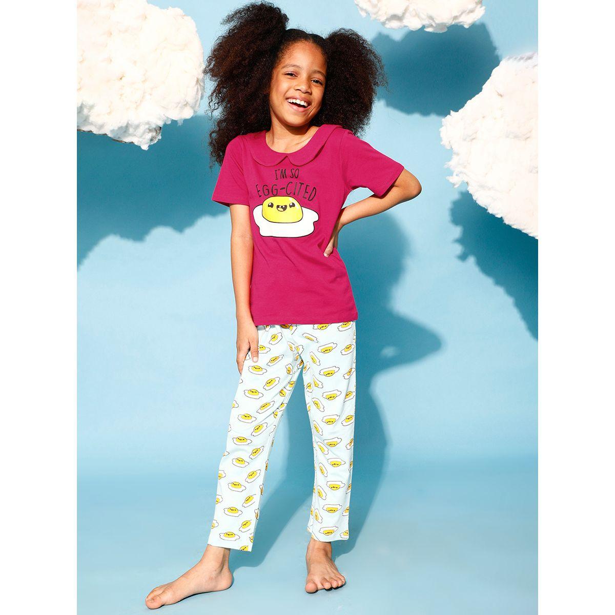 طقم من بنطال بيجاما مع تيشيرت بطبعة جرافيك كلوفيا كَبس × ستايلي-girls-clothing-nightwear-image-1